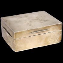 A George V rectangular silver cigarette box, Goldsmiths & Silversmiths Co Ltd, London 1911, 11cm x