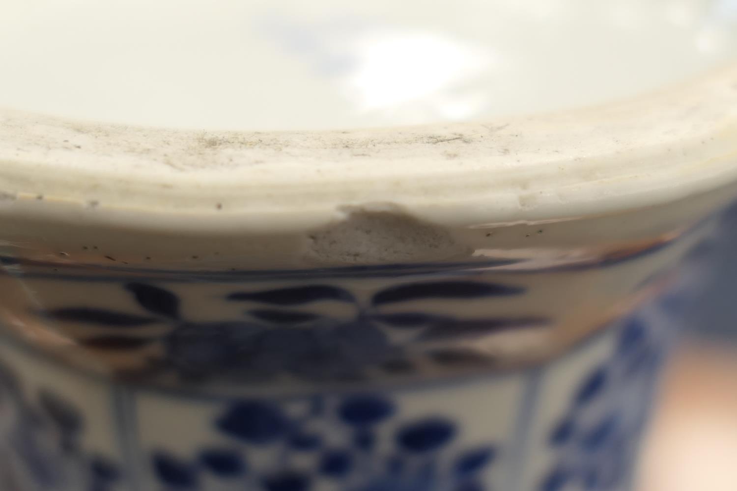 Chinese blue and white cylinder vase, late 19th/early 20th Century, decorated with ducks and lotus - Image 17 of 17