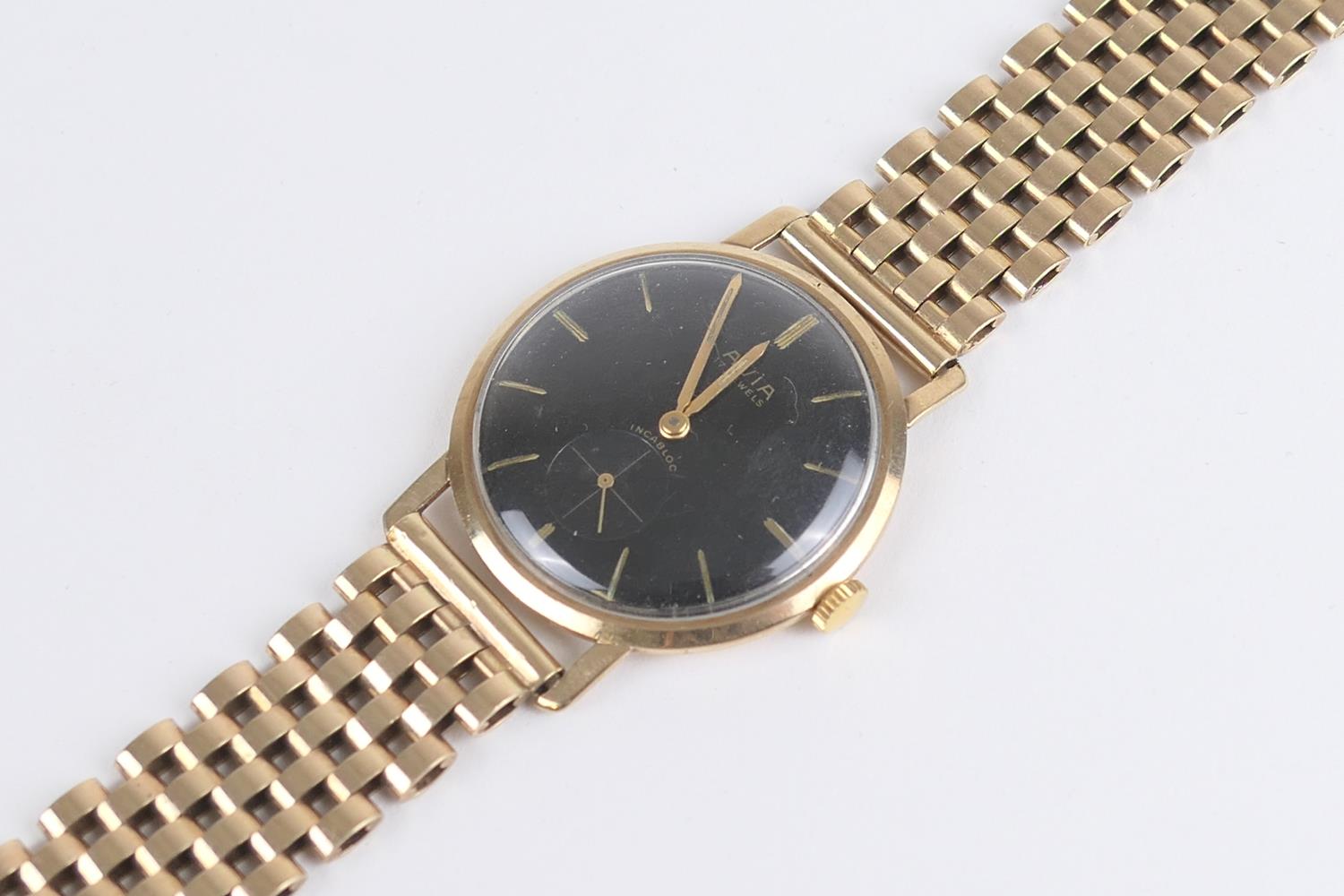 Avia gent's 9ct gold cased Incabloc wristwatch, Birmingham 1965, 28mm black dial with baton