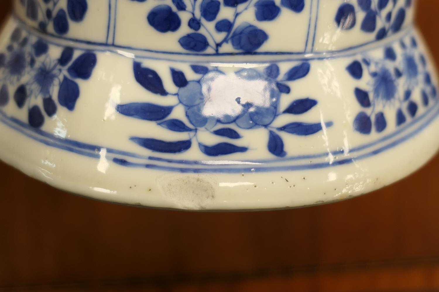 Chinese blue and white cylinder vase, late 19th/early 20th Century, decorated with ducks and lotus - Image 9 of 17