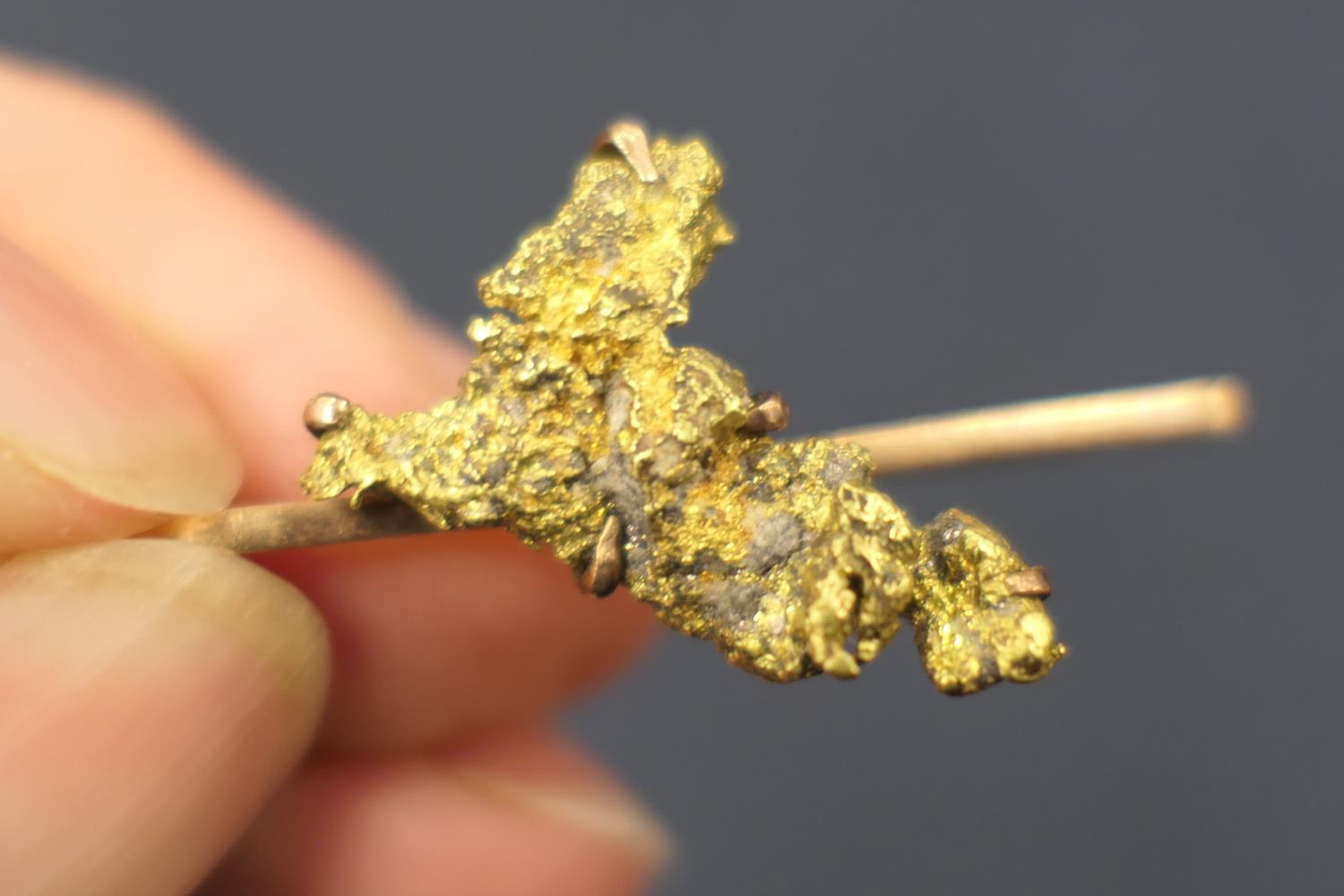 Gold nugget bar brooch (untested and unmarked), gross weight approx. 7.7g - Image 3 of 5