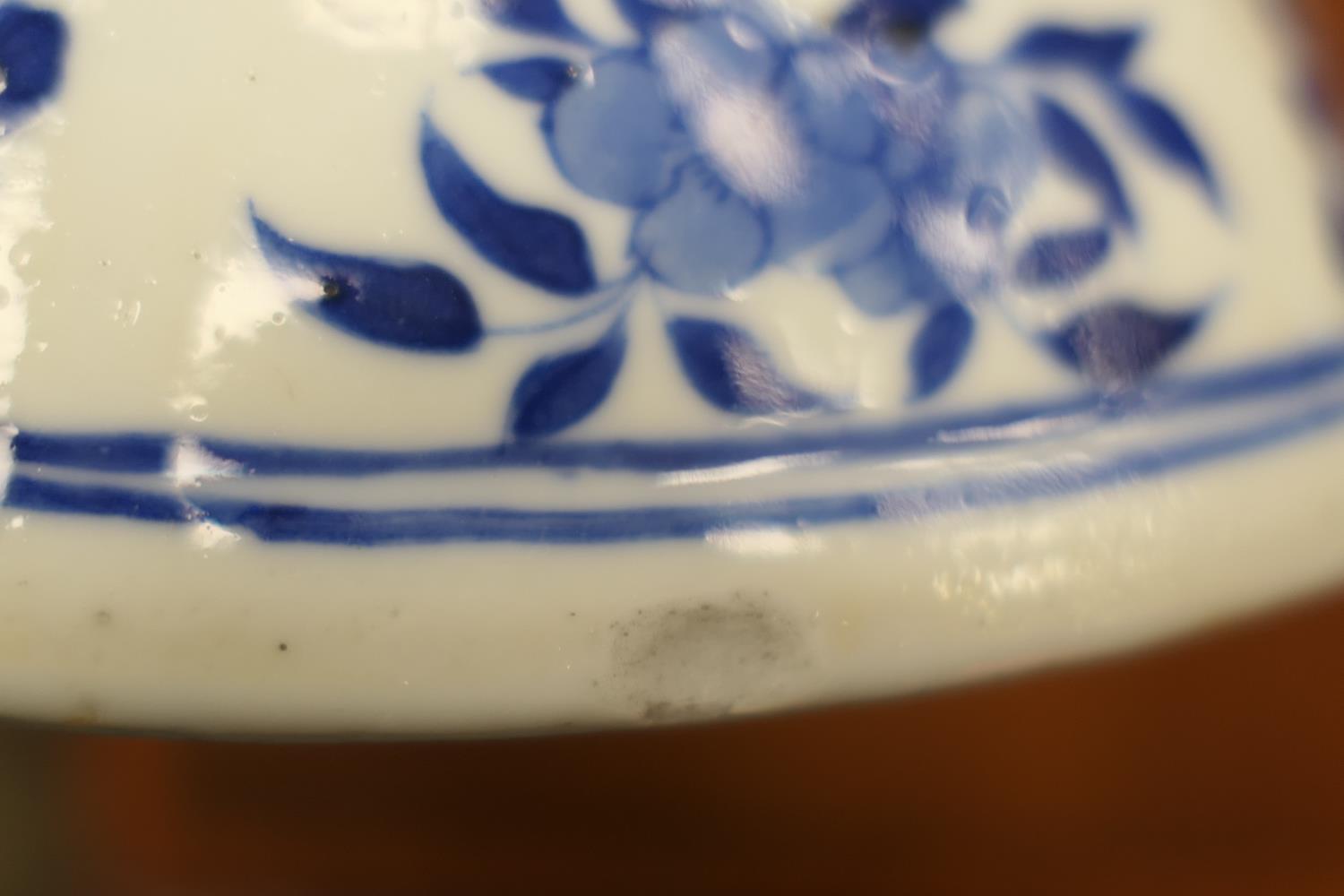 Chinese blue and white cylinder vase, late 19th/early 20th Century, decorated with ducks and lotus - Image 8 of 17