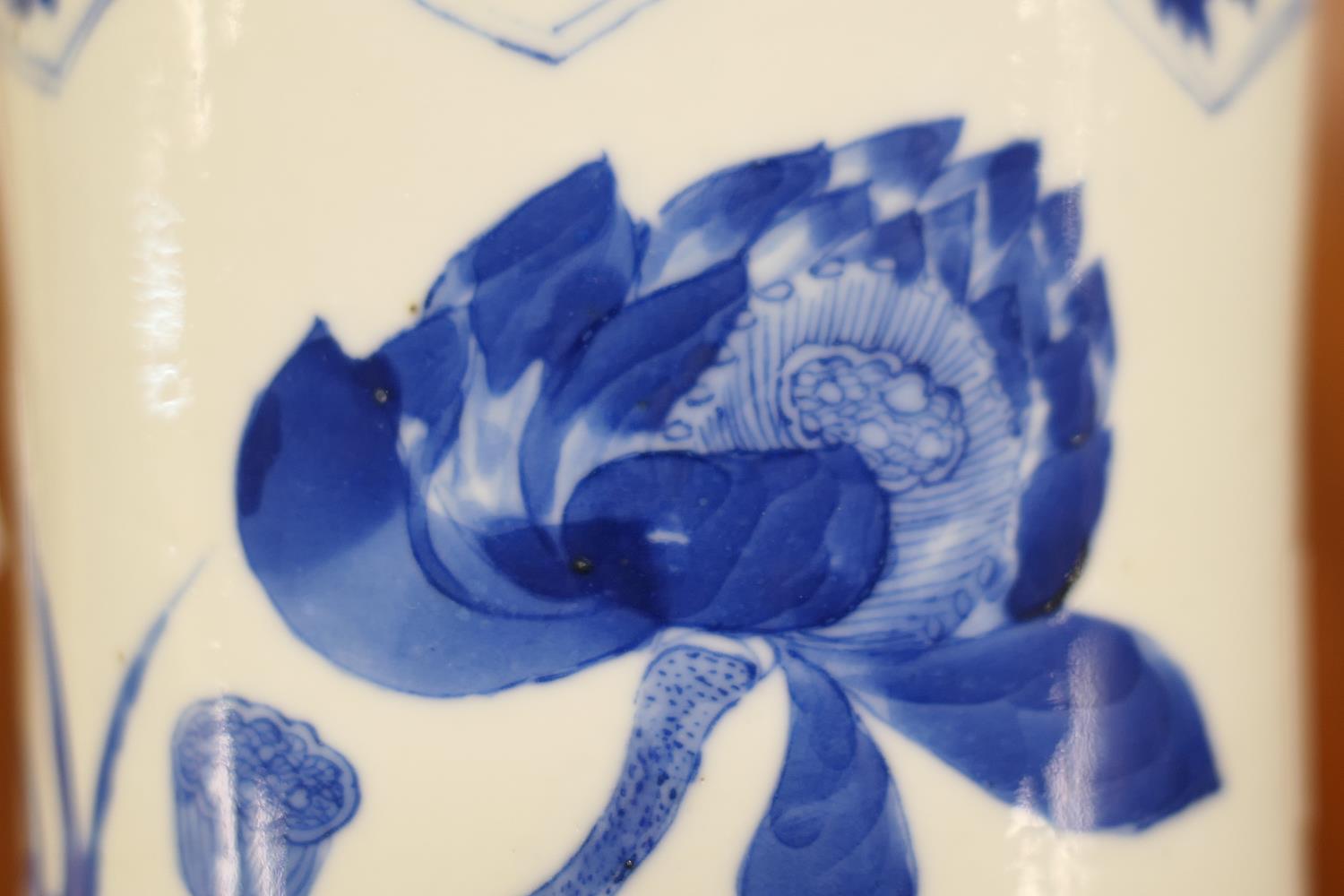 Chinese blue and white cylinder vase, late 19th/early 20th Century, decorated with ducks and lotus - Image 11 of 17