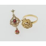 18ct gold knot ring, size N/O, weight approx. 4.2g; also a 9ct gold and garnet pendant, length 40mm,