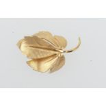 9ct gold textured leaf brooch, length 30mm, weight approx. 3.5g (NB: Condition is NOT noted in