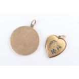 Gold coloured circular picture locket, unmarked, 28mm diameter, weight approx. 7g; also a