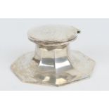 George V silver octagonal capstan inkwell, Birmingham 1914, with clear glass ink pot, the base
