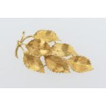 18ct gold leaf spray brooch, London import marks for 1967, 48mm, weight approx. 7.2g (NB: