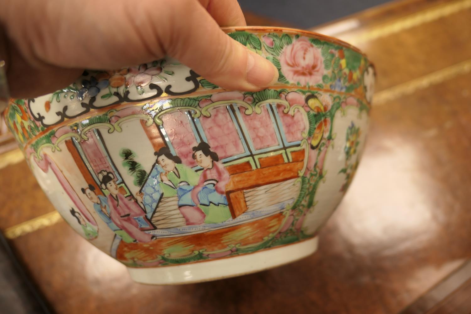Cantonese famille rose bowl, late 19th/early 20th Century, typically decorated in famille rose - Image 4 of 7