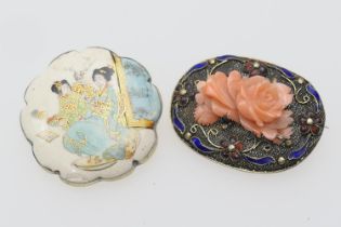 Japanese Satsuma brooch, Meiji (1868-1912), painted and gilded with two Bijin seated within a