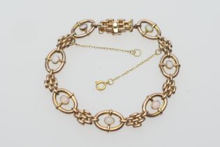 Opal bracelet in 9ct gold, set with seven small cabochon opals within mariner style links