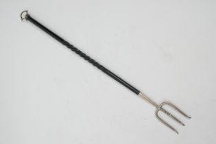 George V silver and ebony toasting fork, Sheffield 1924, with a silver ring for suspension, 42.