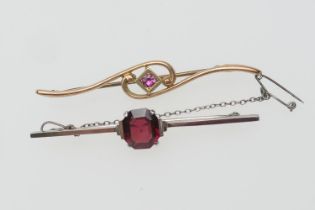 9ct white gold and garnet bar brooch, centred with a cushion cut stone on an Art Deco style polished