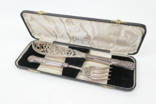 Pair of Victorian silver Kings pattern fish servers, Sheffield 1862, cased (Please note condition is