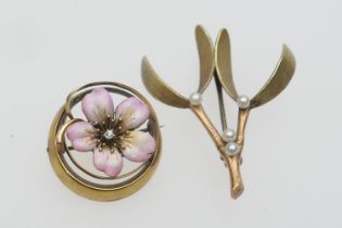 Edwardian enamelled and diamond flowerhead brooch, in unmarked yellow metal, 23cm diameter, gross