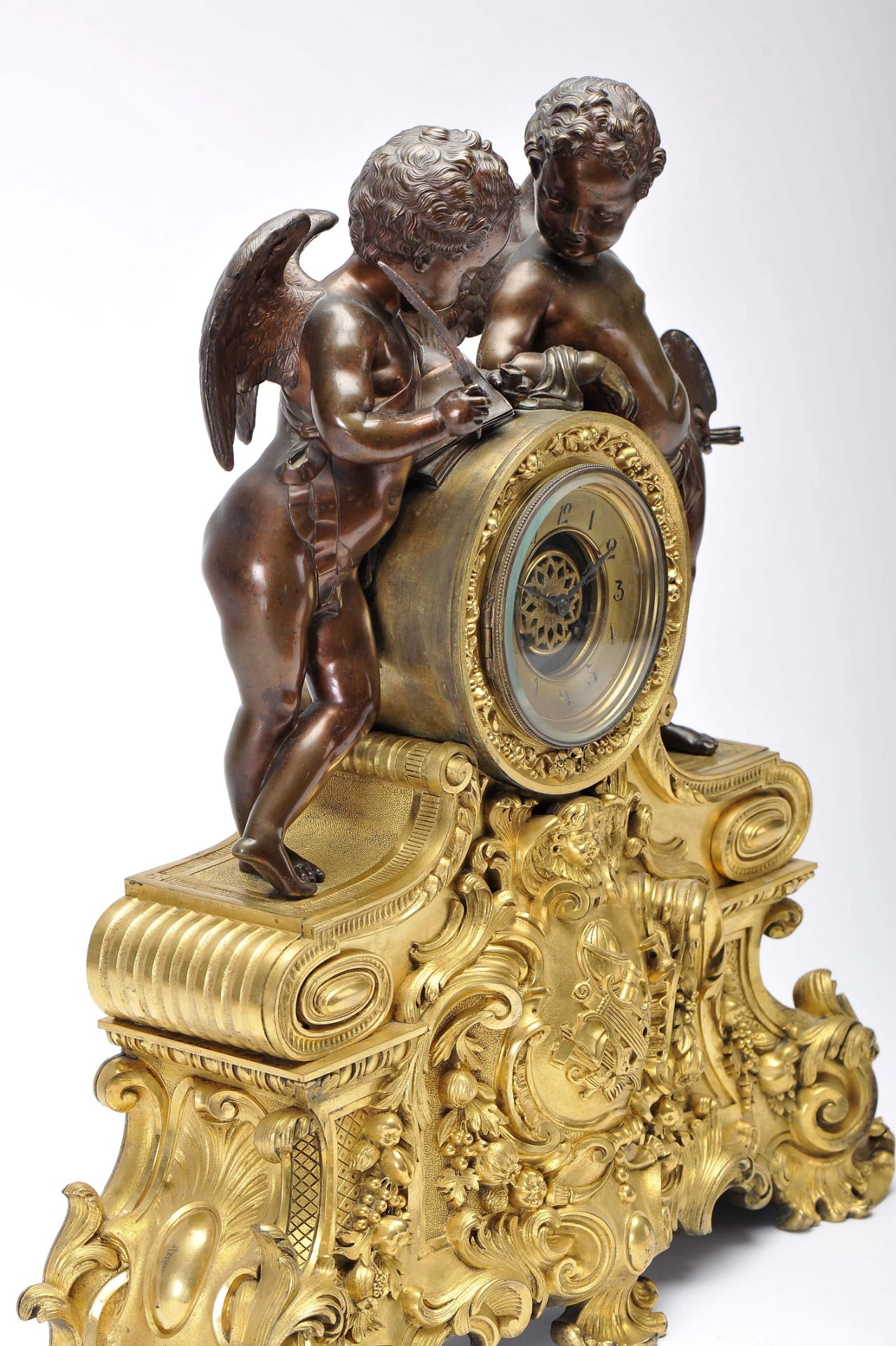 A table clock - Two sculptures "Alegorical Putti to literature and Painting" - Image 2 of 4