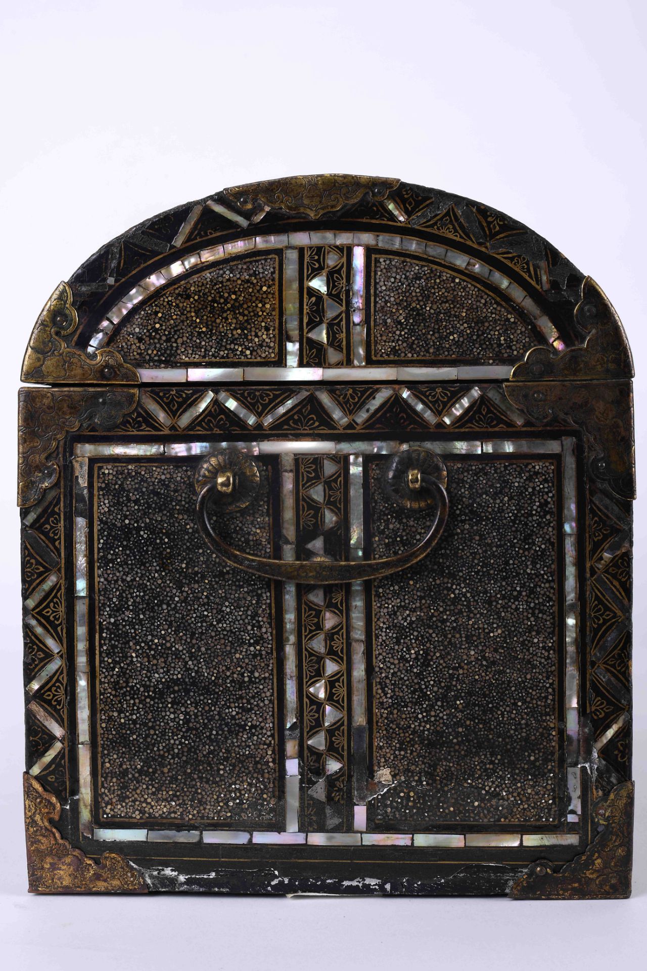 A large chest-shaped casket - Image 6 of 6