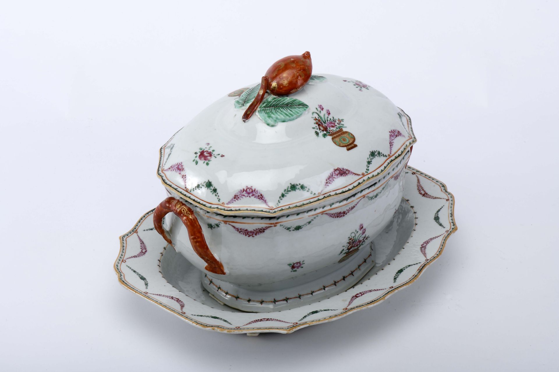 A scalloped tureen and stand - Bild 2 aus 2