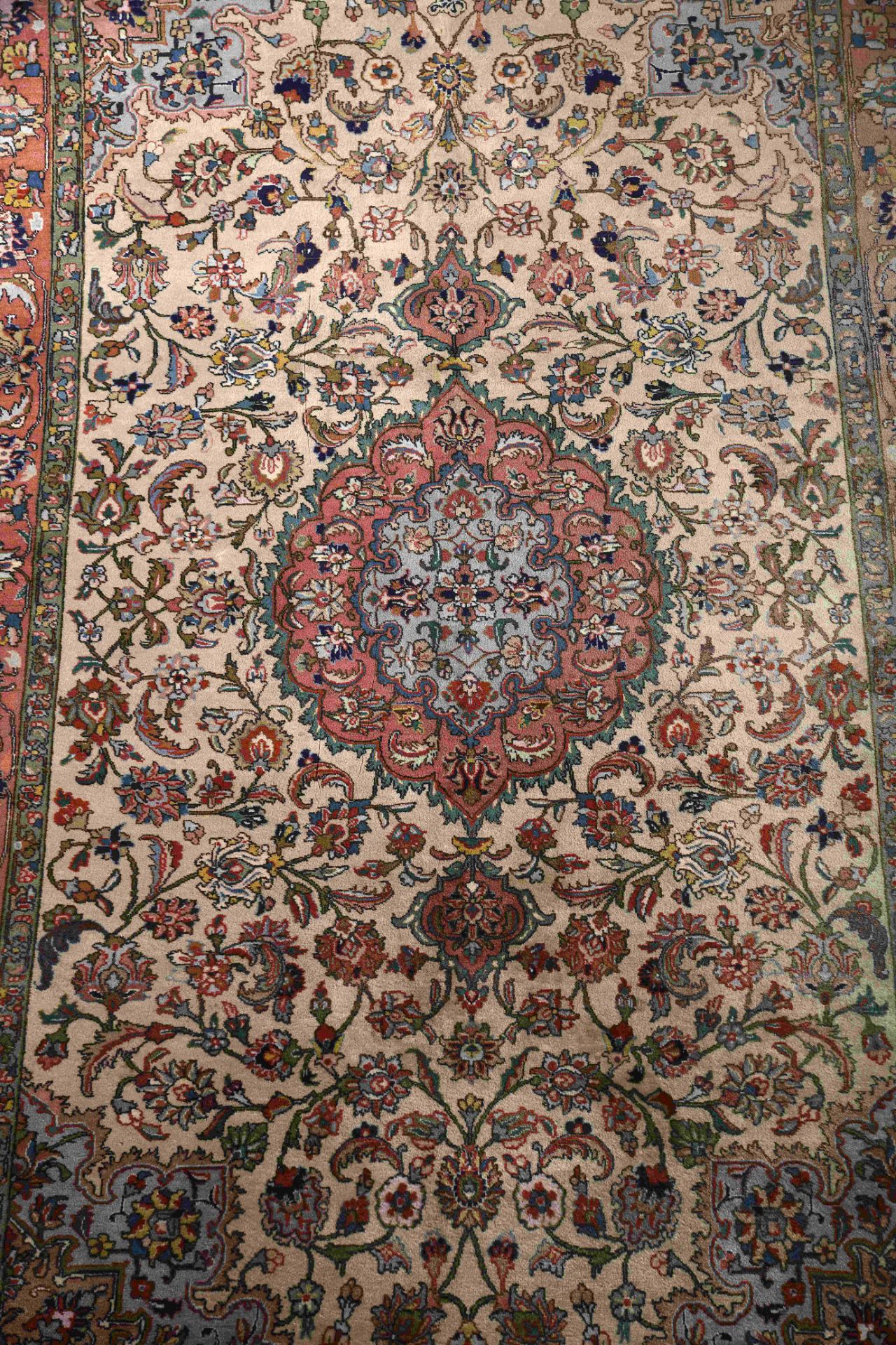 A Tabriz carpet - Bild 2 aus 3