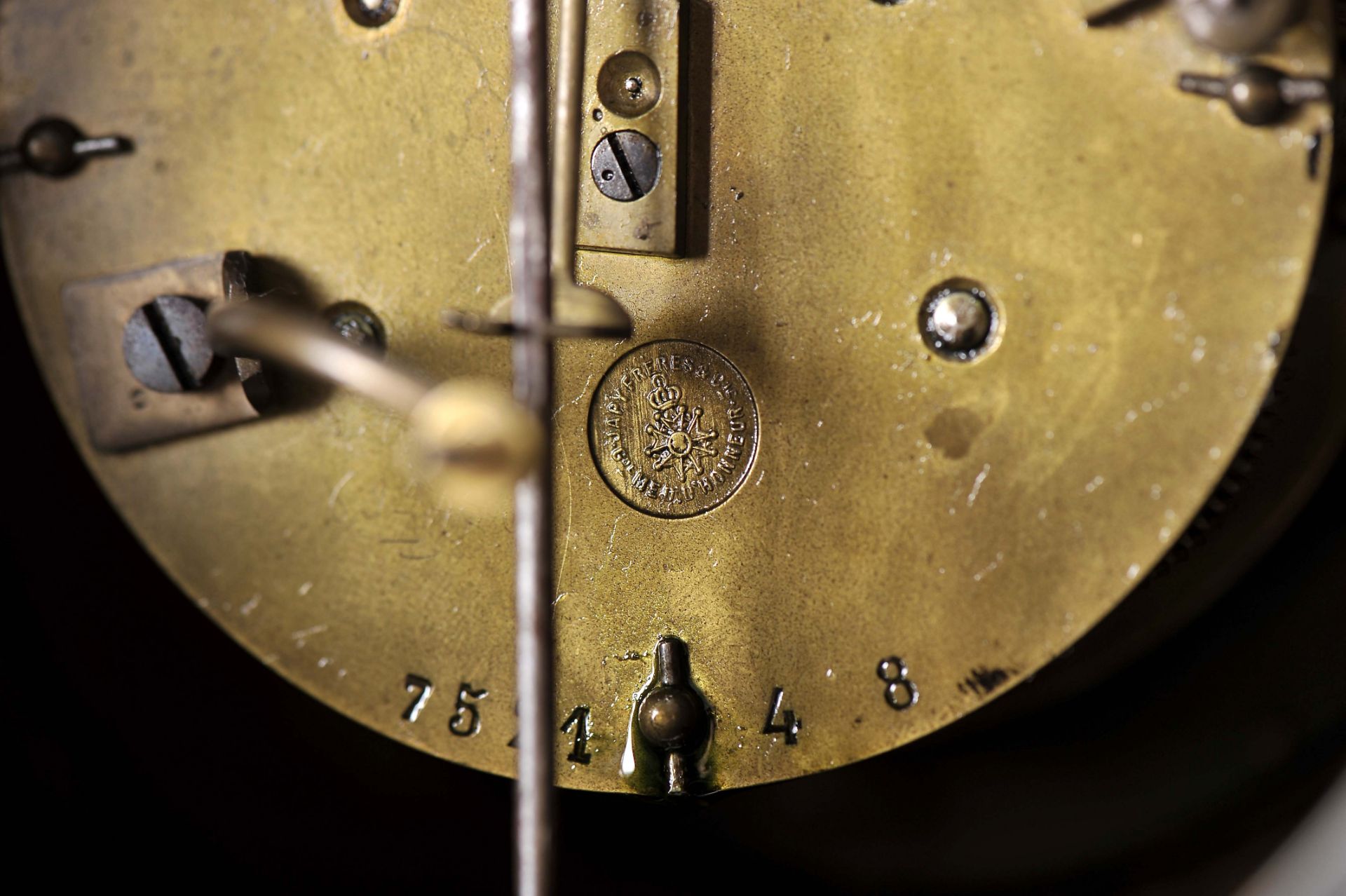 A table clock - Two sculptures "Alegorical Putti to literature and Painting" - Image 4 of 4