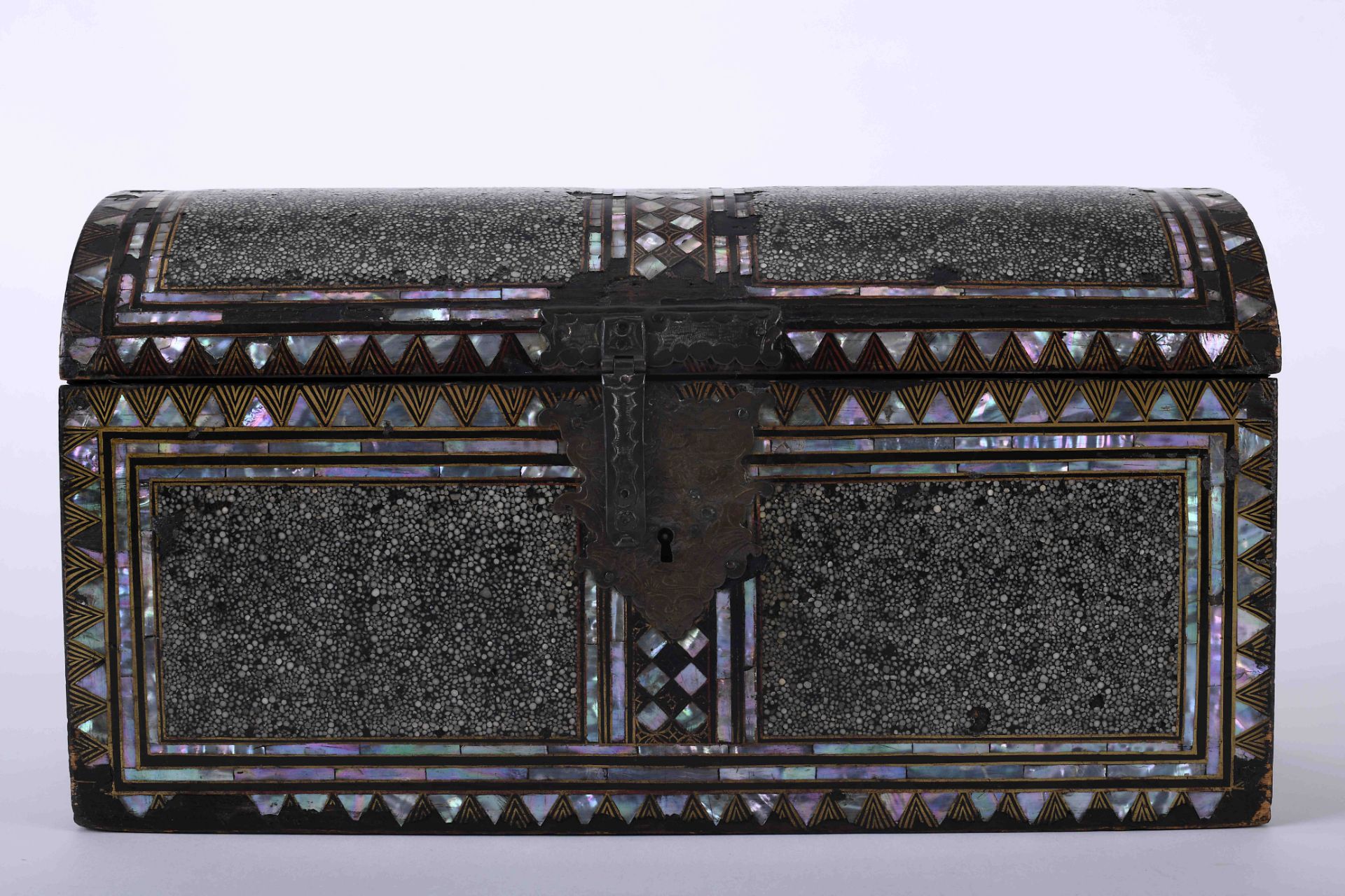 A large chest-shaped casket - Image 3 of 8