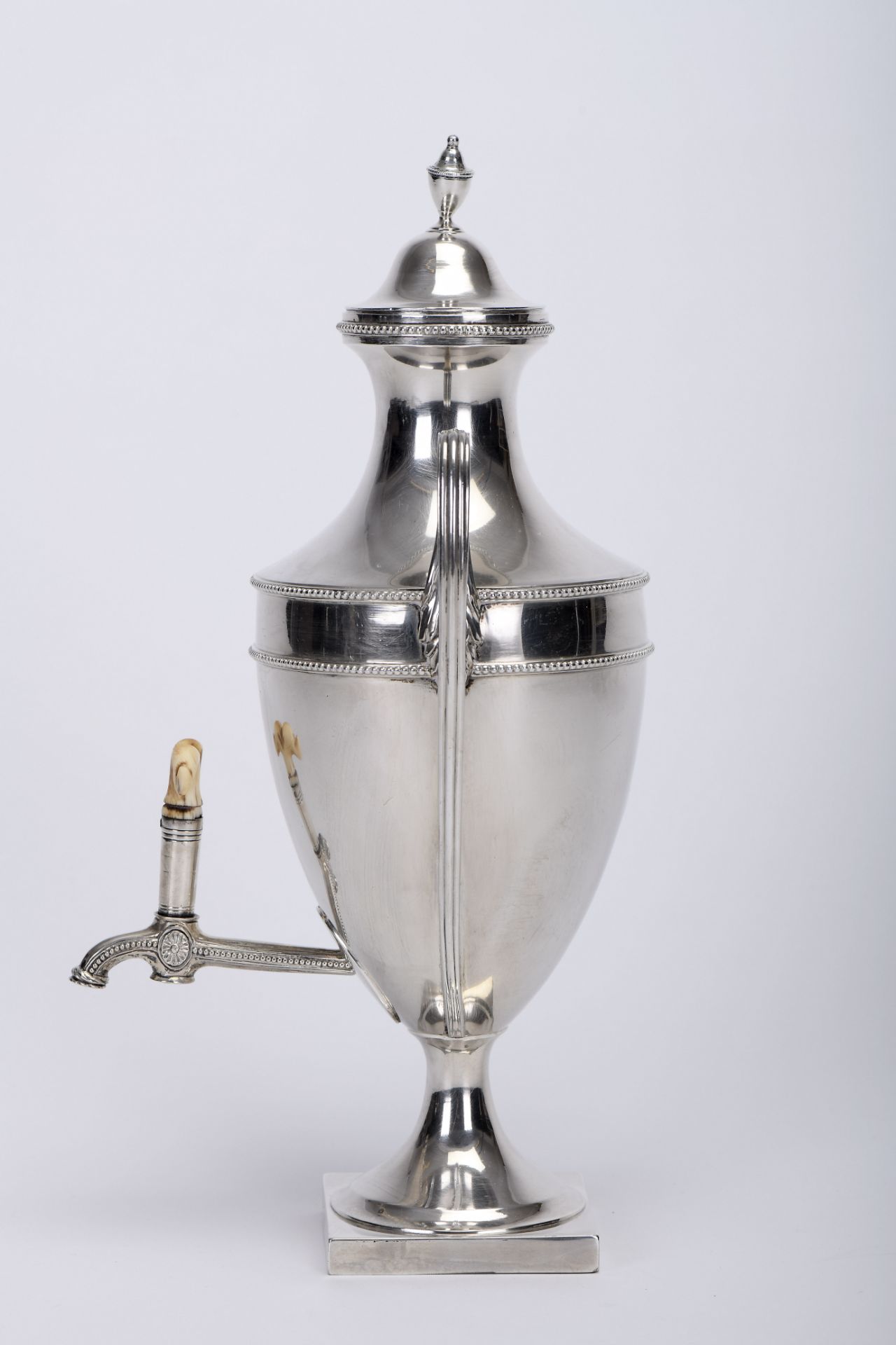 A tea urn - Bild 2 aus 5