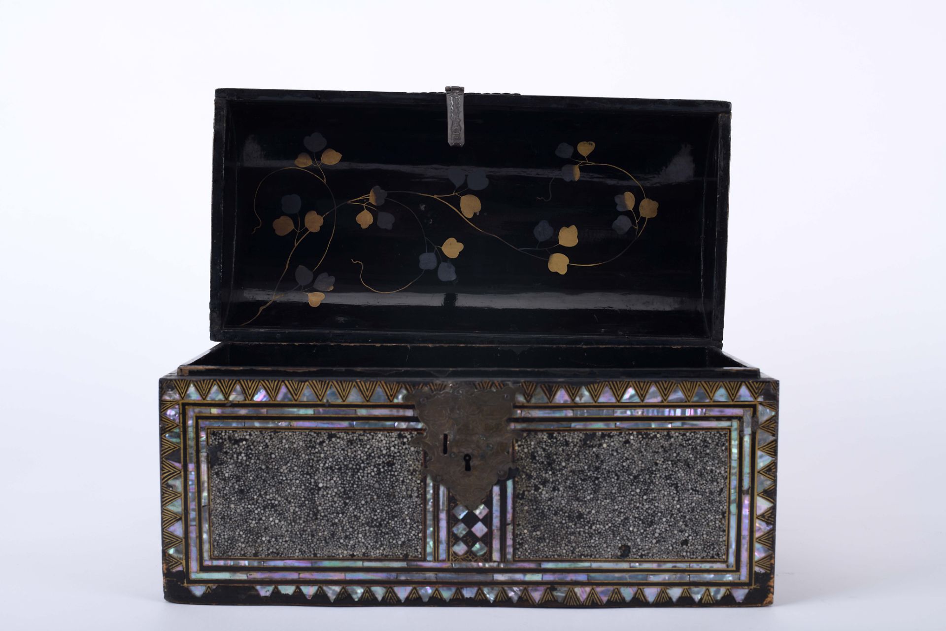A large chest-shaped casket - Image 5 of 8