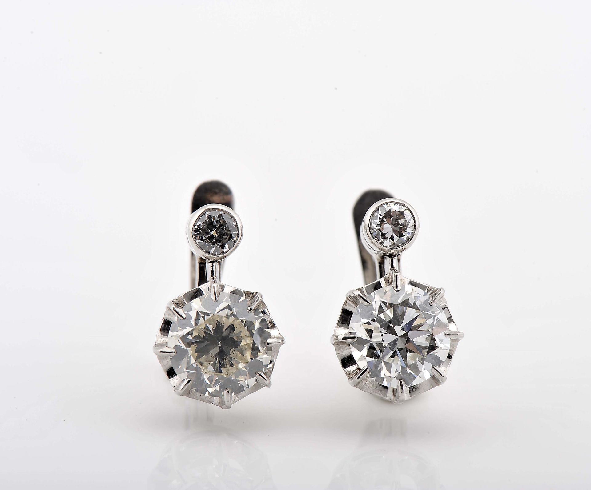 A pair of earrings - Image 3 of 4