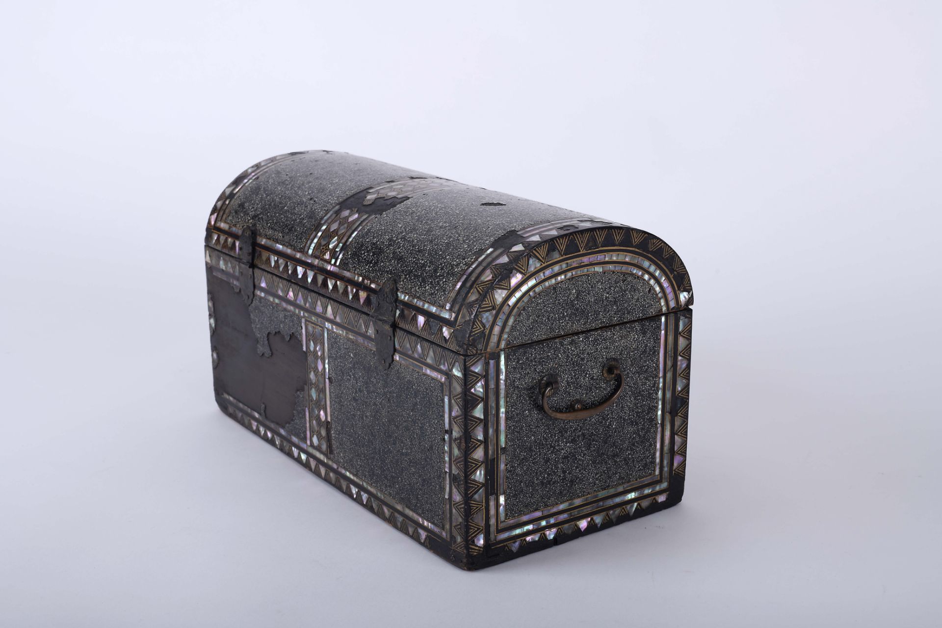 A large chest-shaped casket - Image 4 of 8