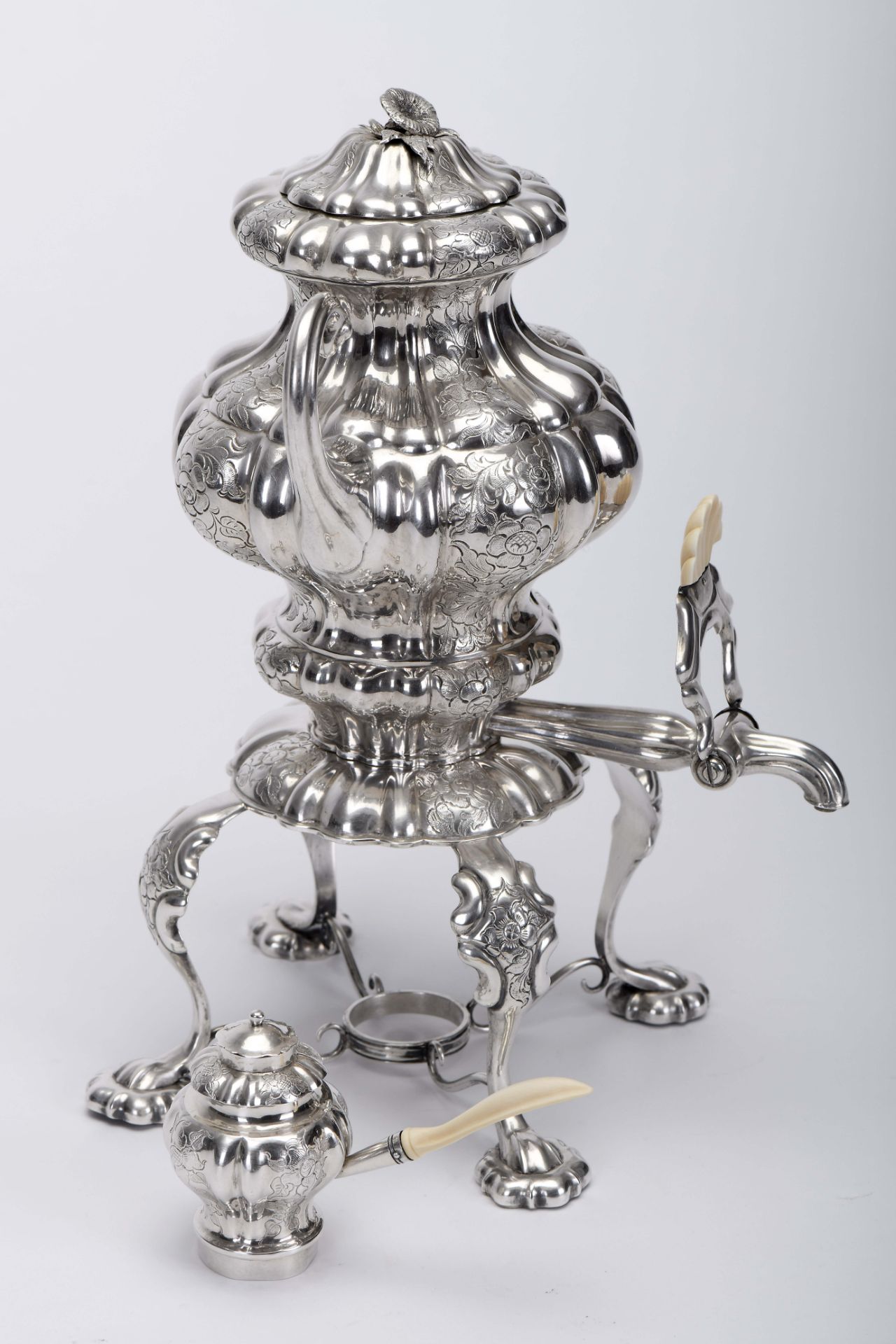 A tea urn with burner - Bild 4 aus 7