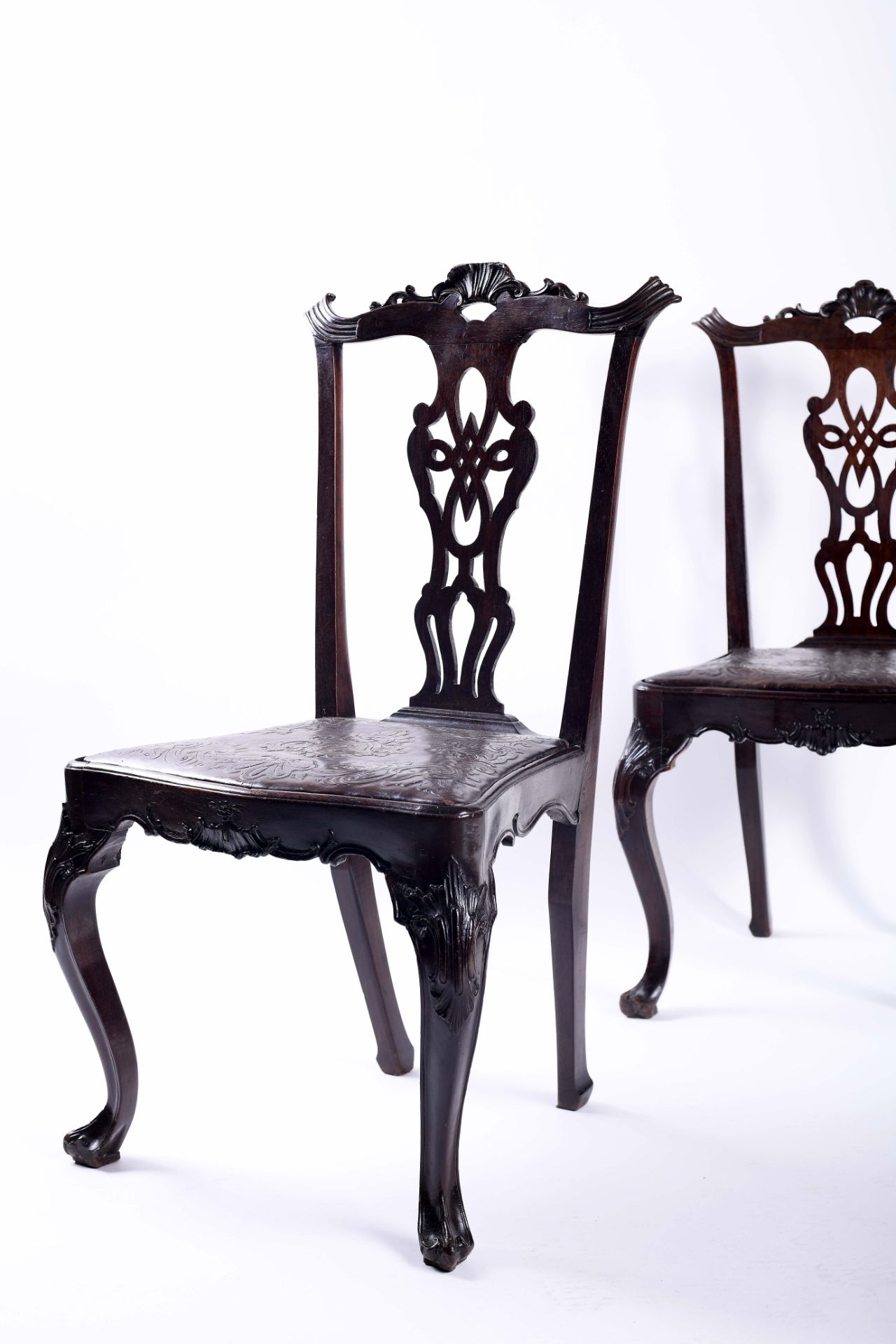 A pair of chairs - Image 2 of 2