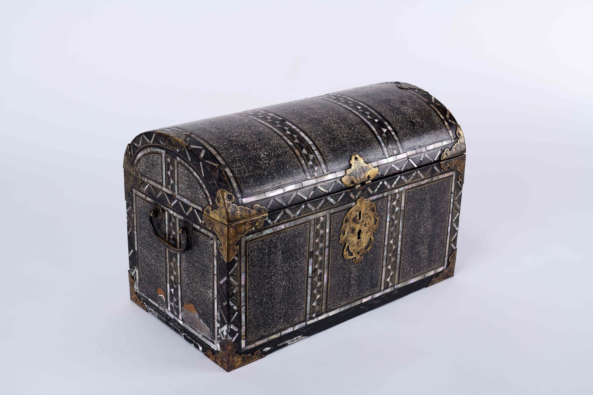 A large chest-shaped casket - Image 4 of 6