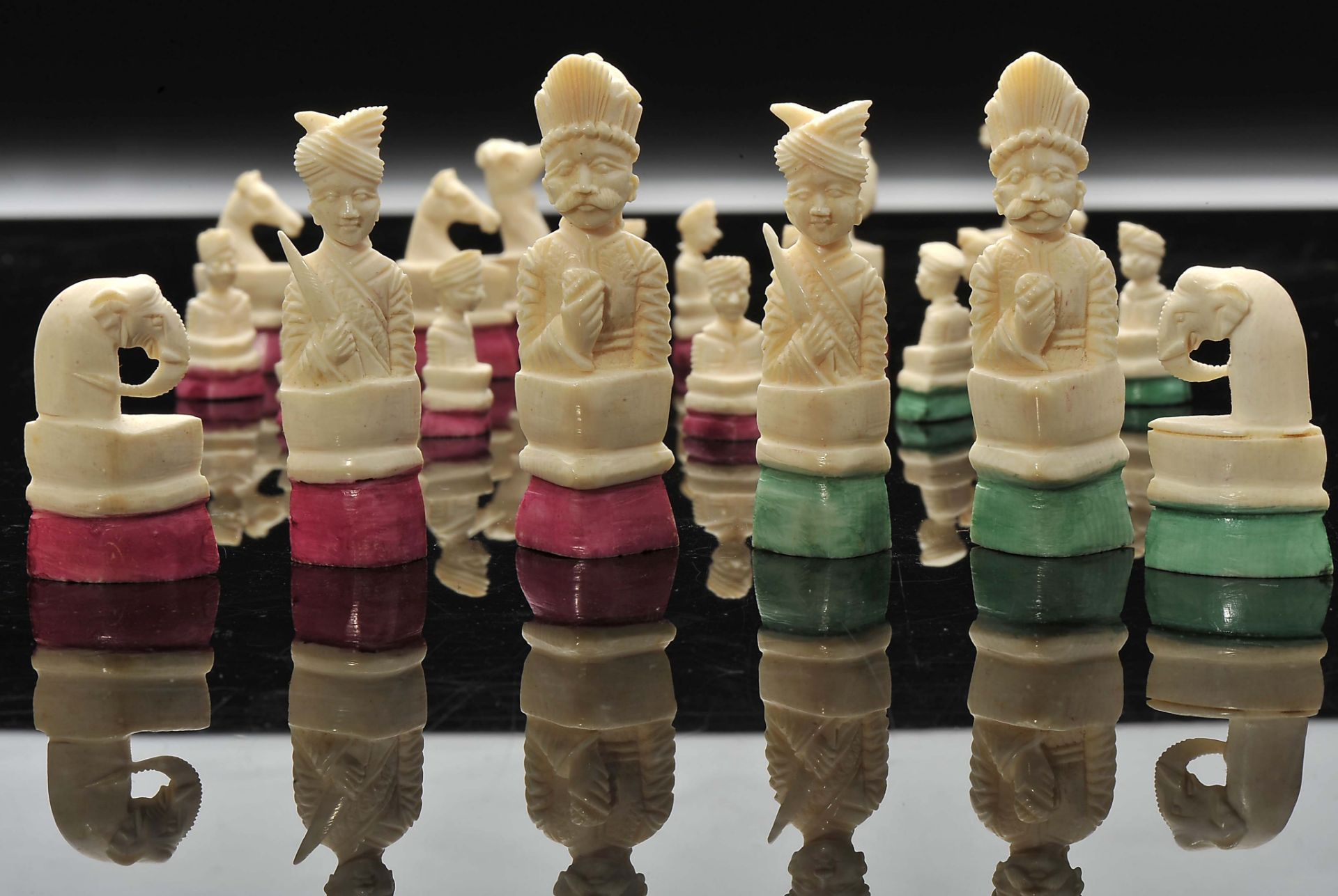 Chess pieces - Image 4 of 9