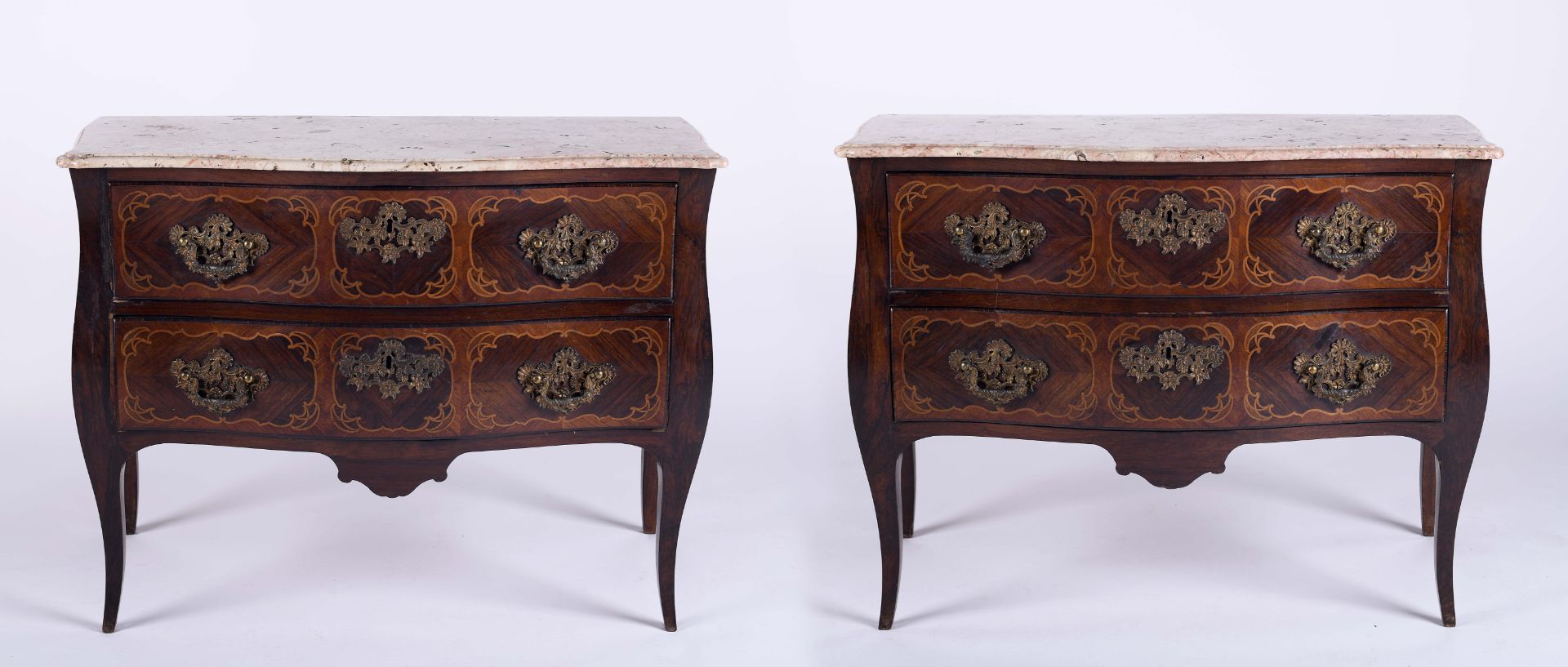 A pair of chest of drawers