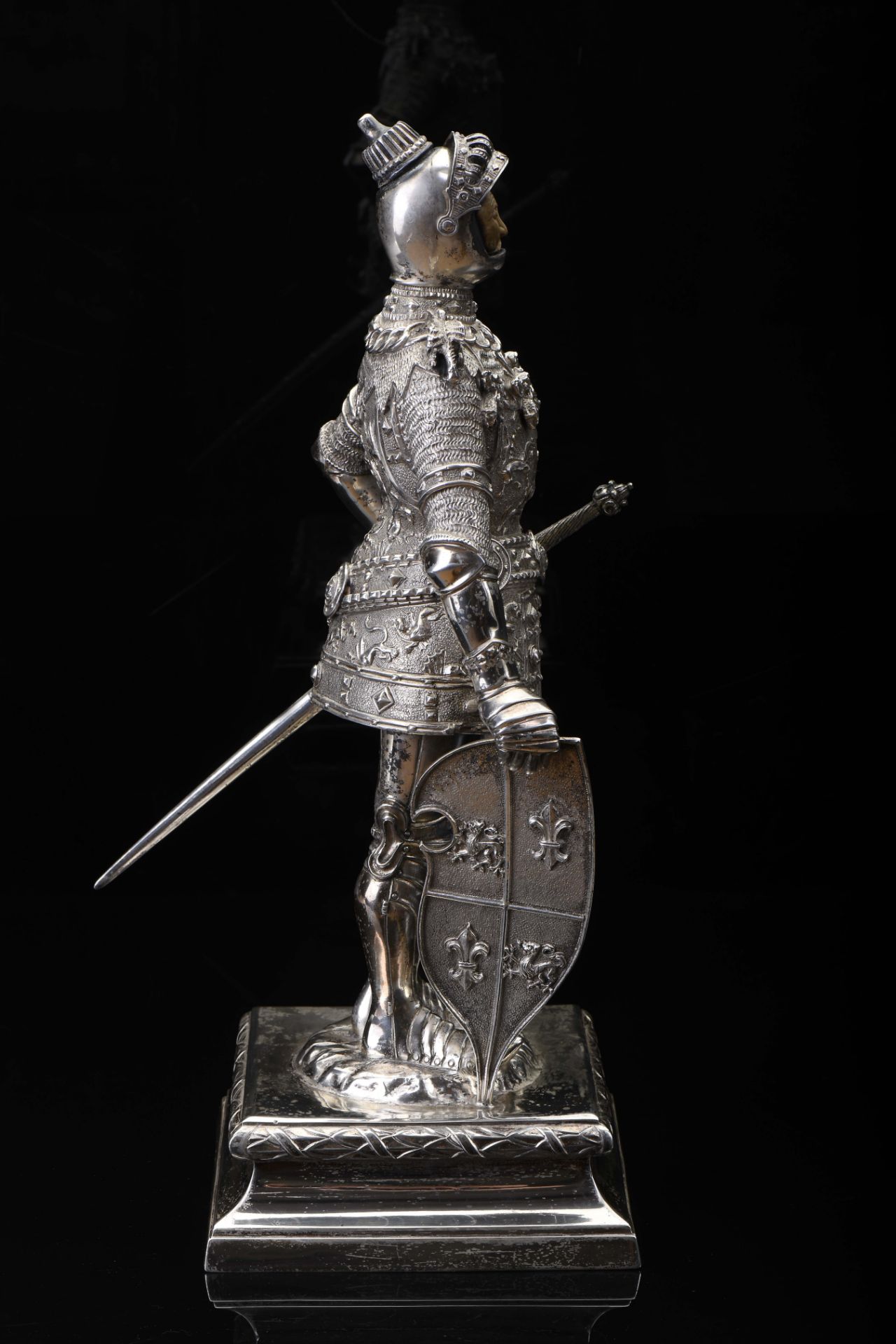 A knight - Image 2 of 6