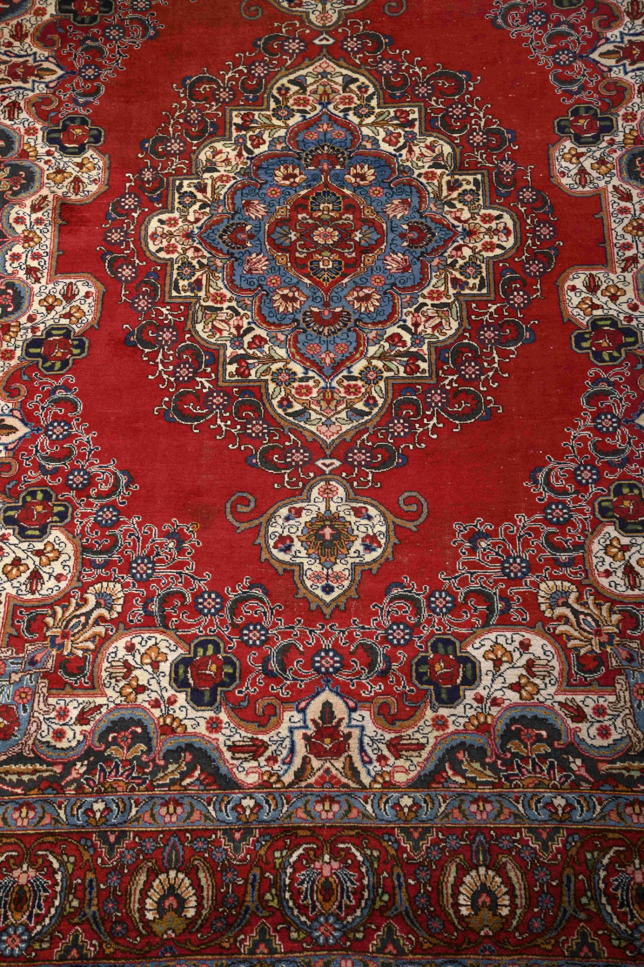 A Tabriz carpet - Bild 2 aus 3