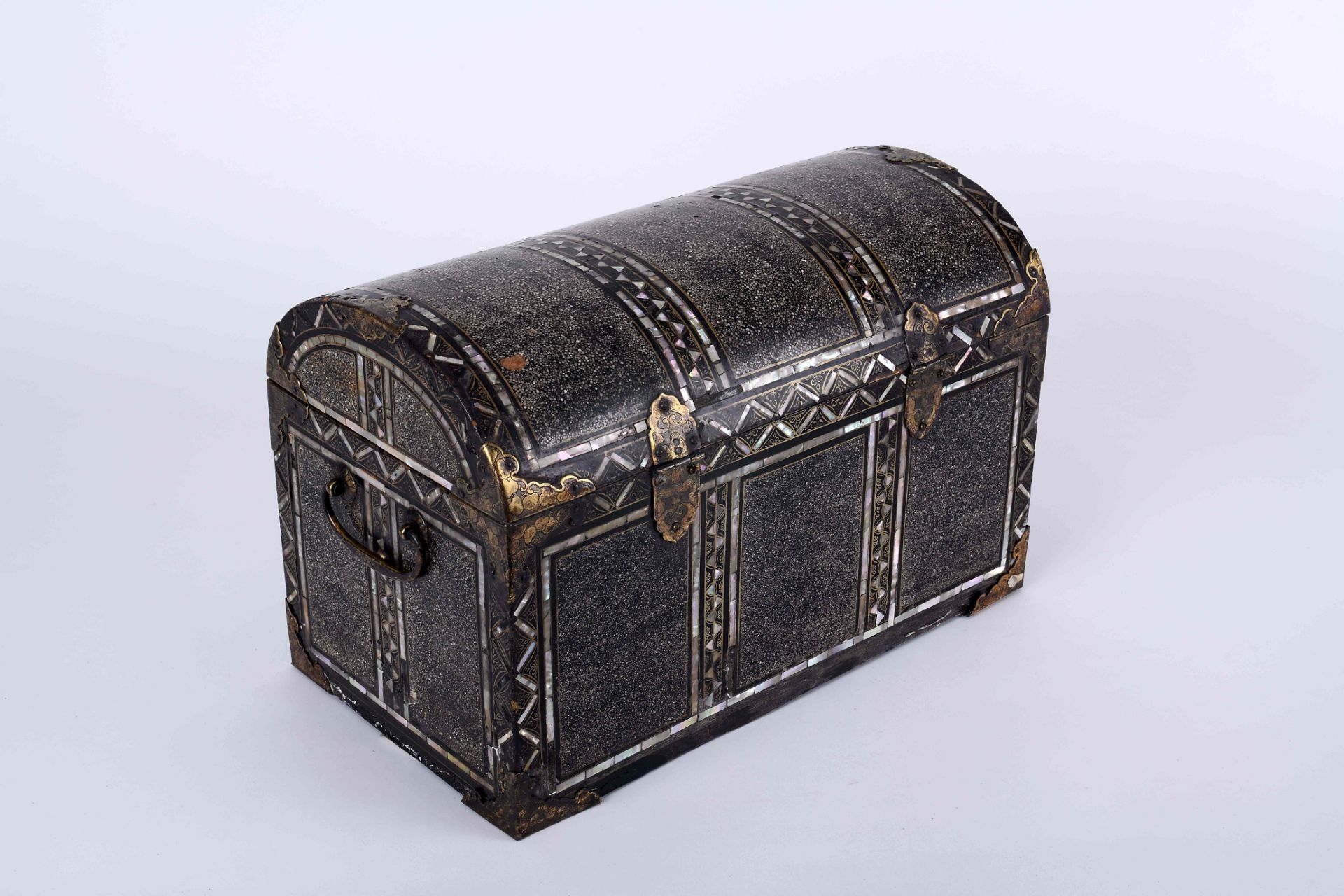 A large chest-shaped casket - Image 5 of 6