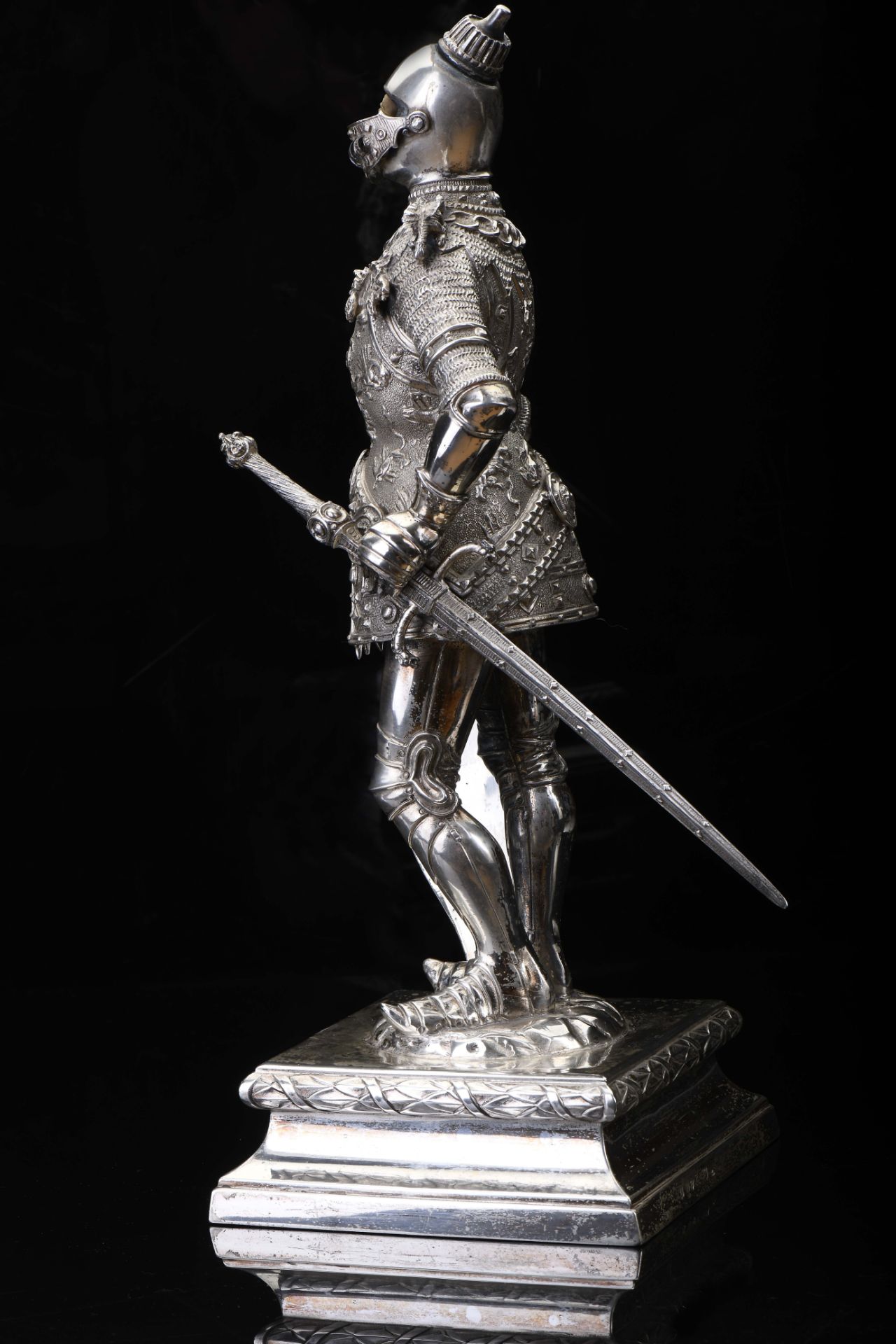 A knight - Image 3 of 6