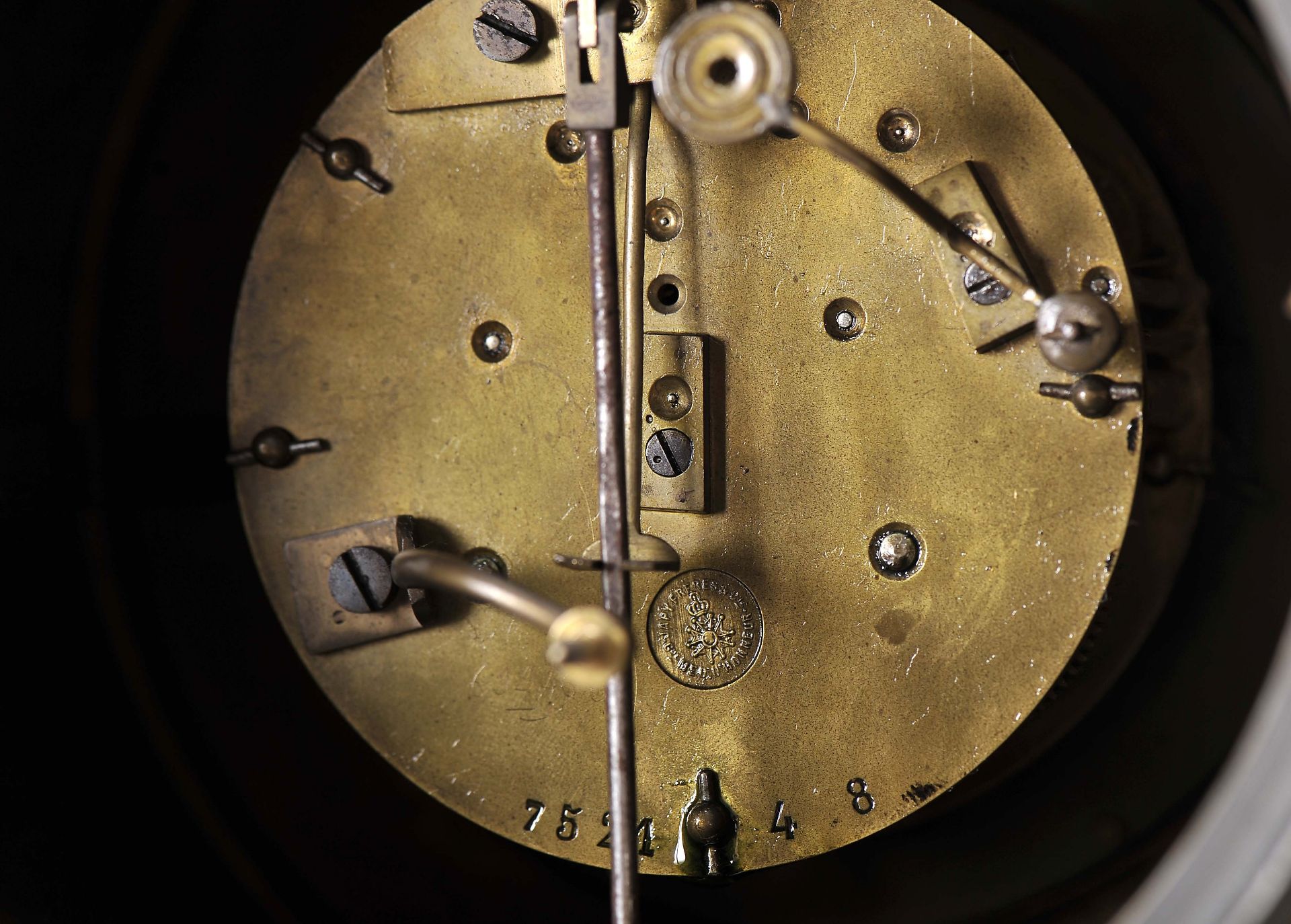 A table clock - Two sculptures "Alegorical Putti to literature and Painting" - Image 3 of 4