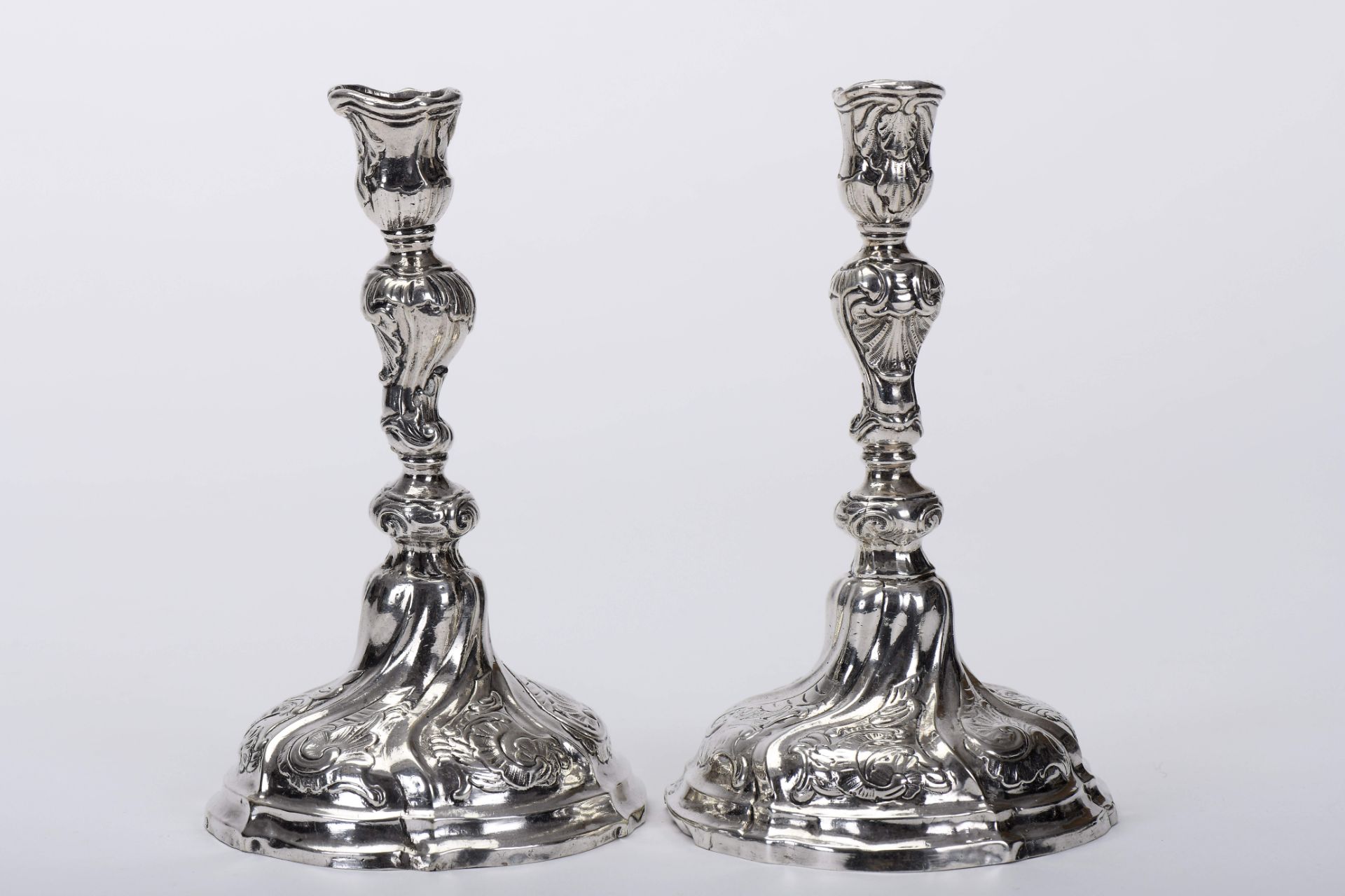 A pair of candlesticks - Bild 3 aus 4