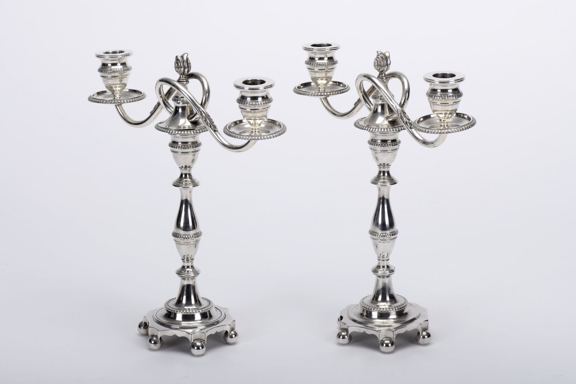 A pair of candlesticks with two-light serpentines - Bild 2 aus 4