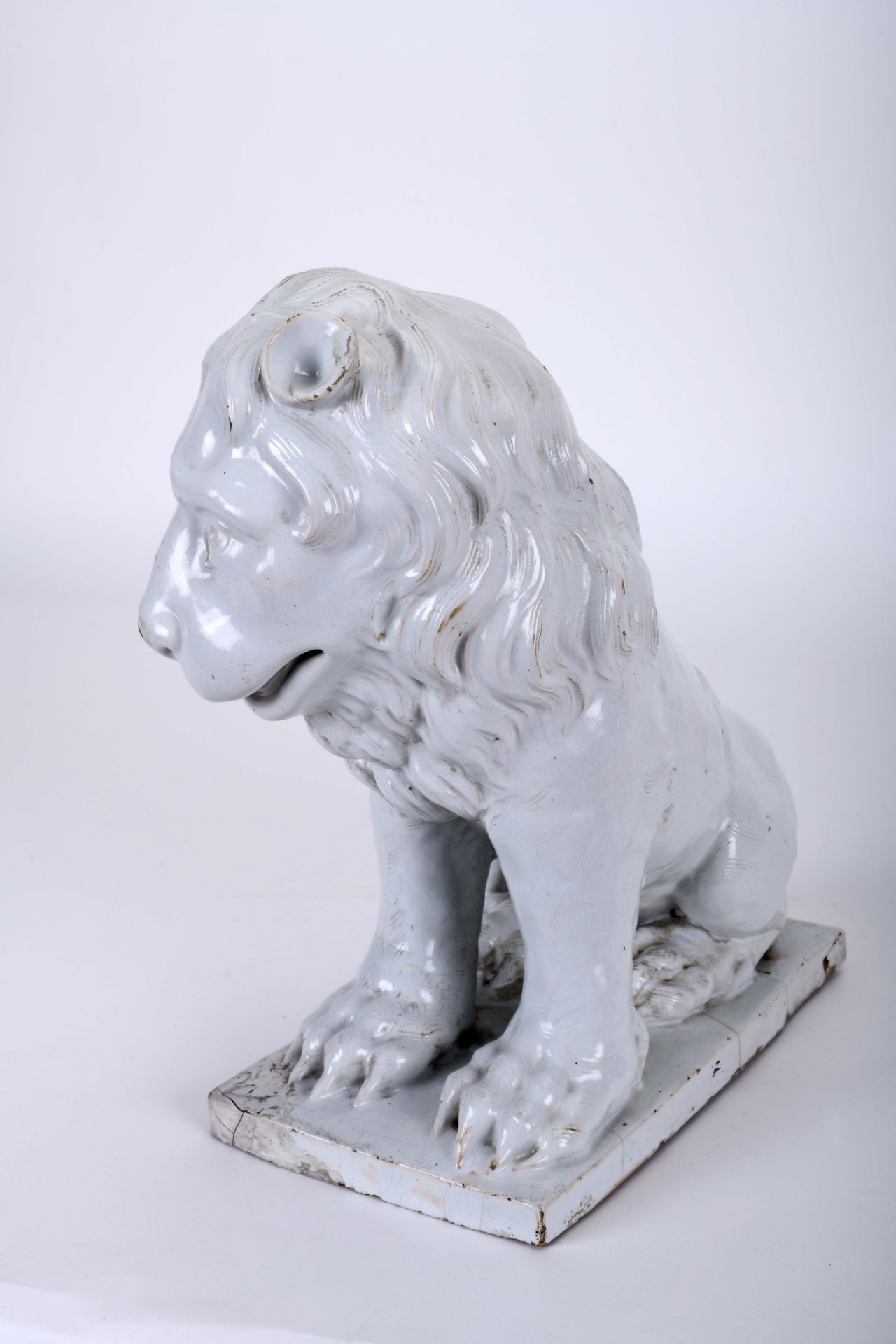 A sitting lion - Image 2 of 2