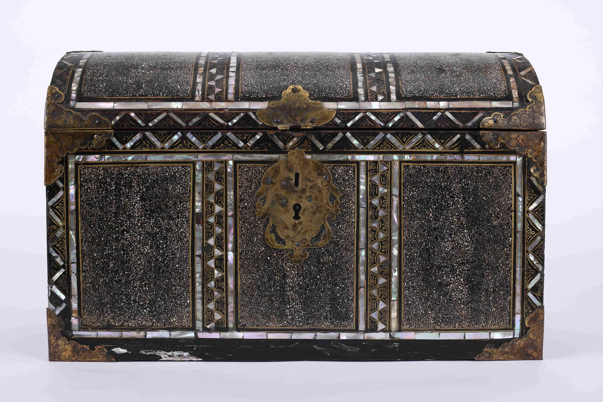 A large chest-shaped casket - Image 2 of 6