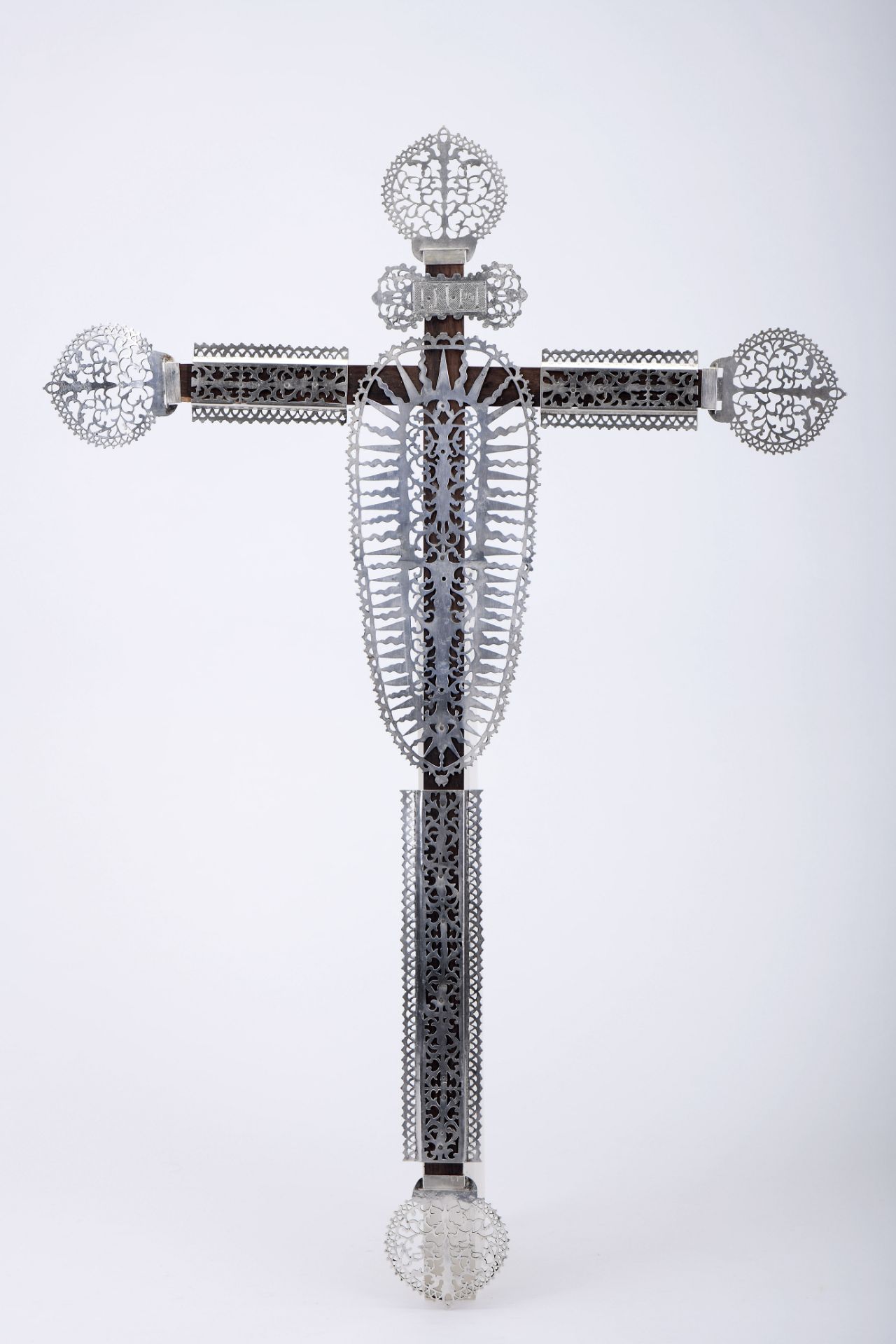 A crucifix - Bild 2 aus 3