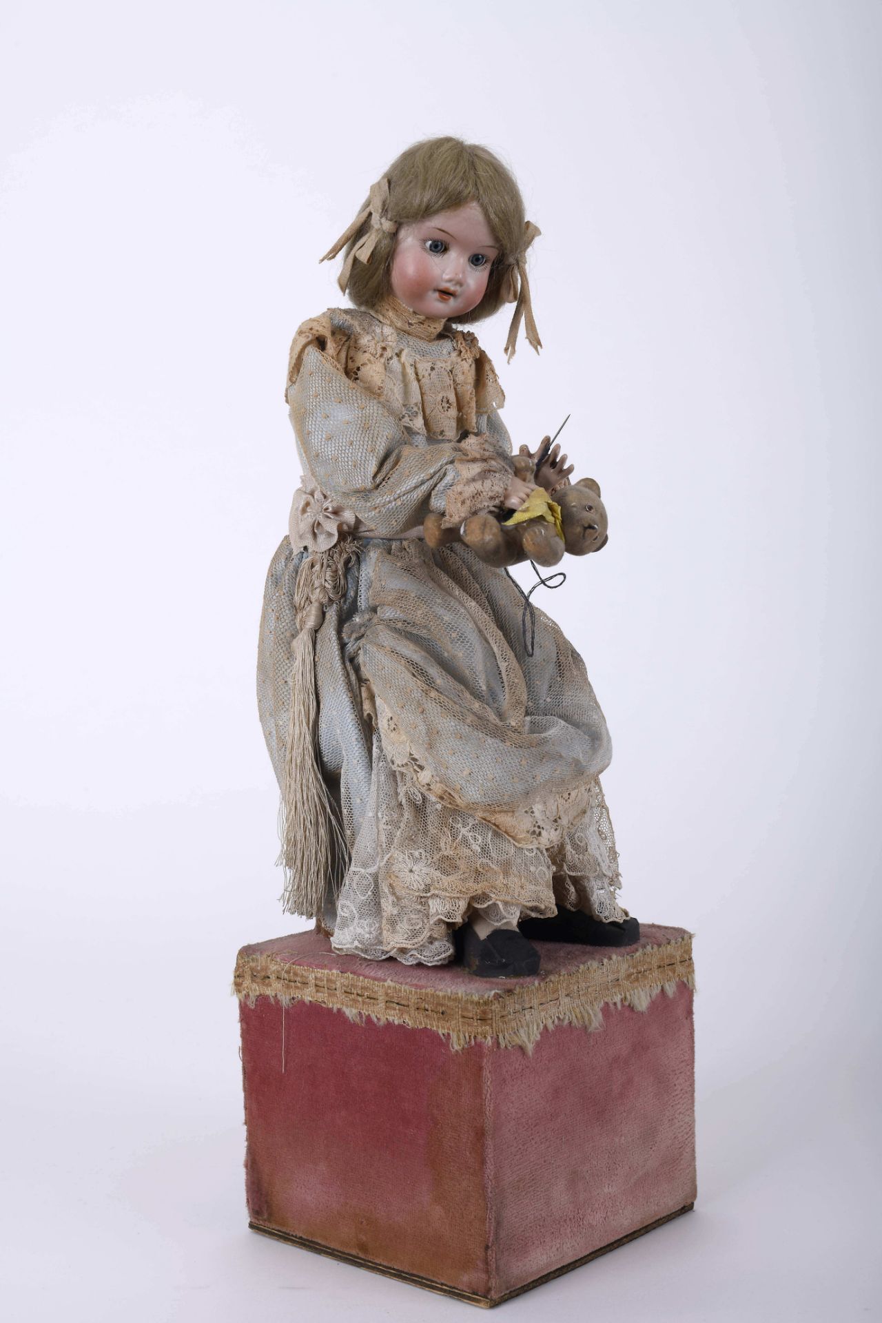 Automaton "Doll sewing a teaddy bear" - Image 2 of 2