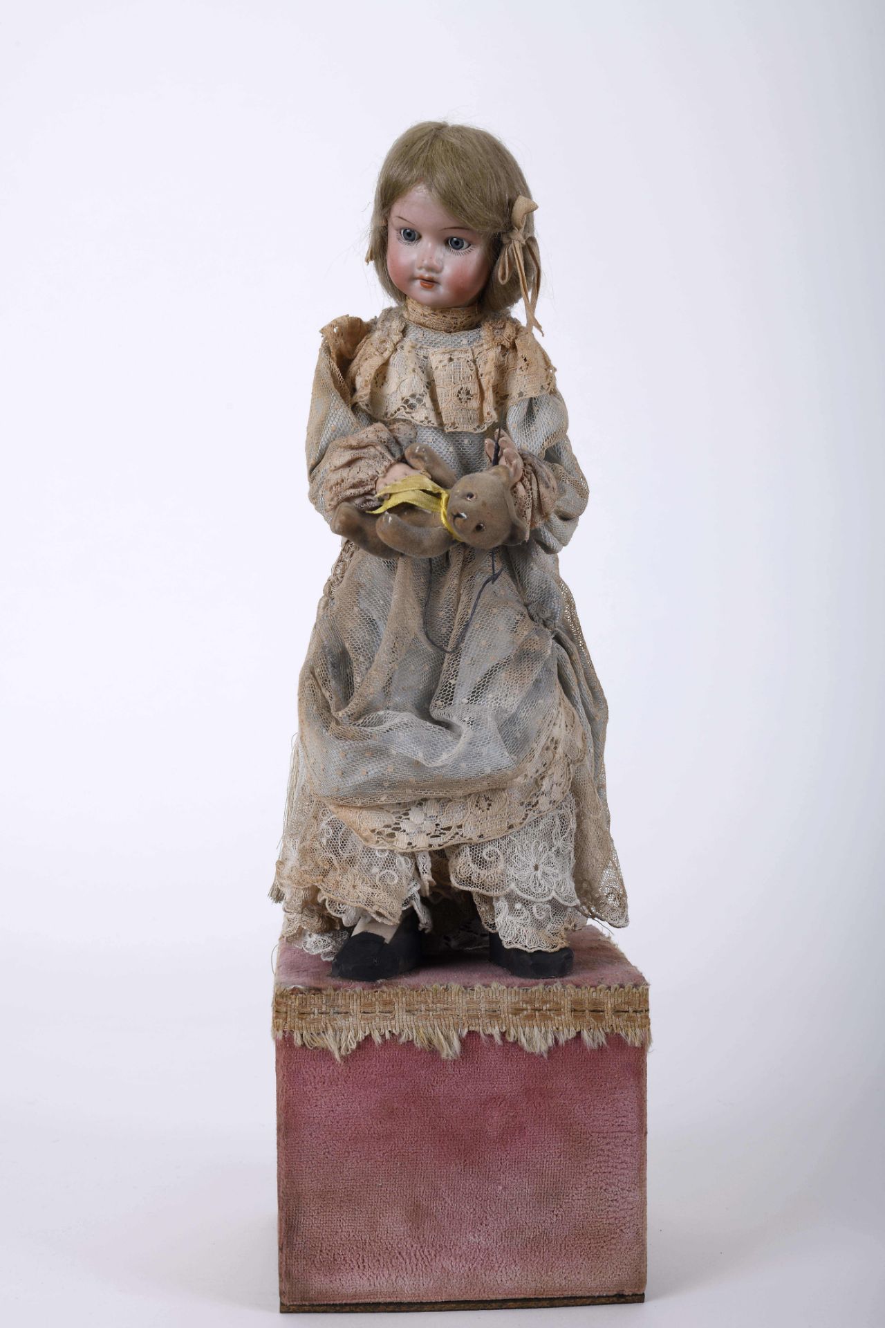 Automaton "Doll sewing a teaddy bear"