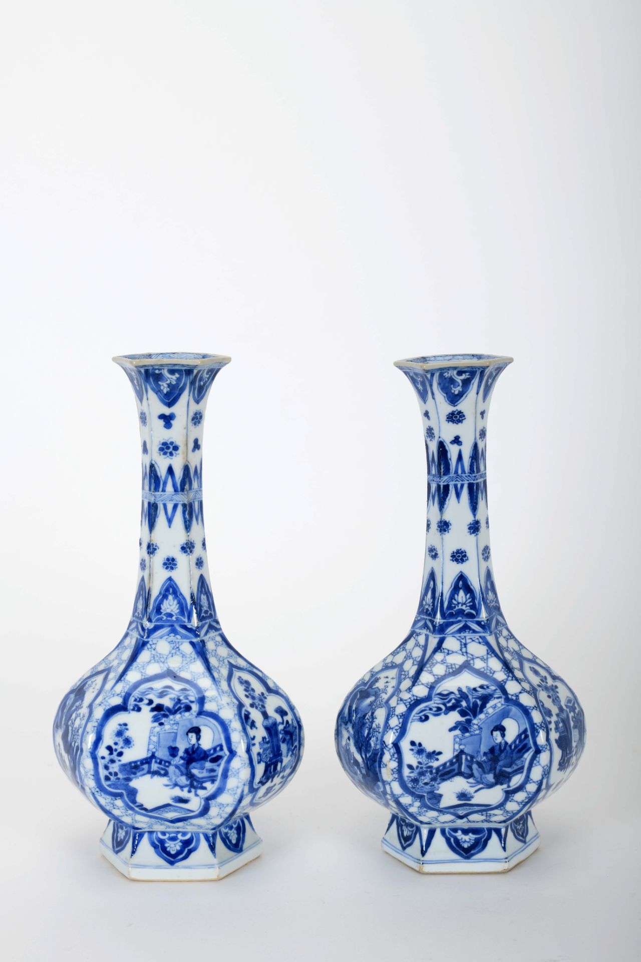 A pair of vases - Image 2 of 3