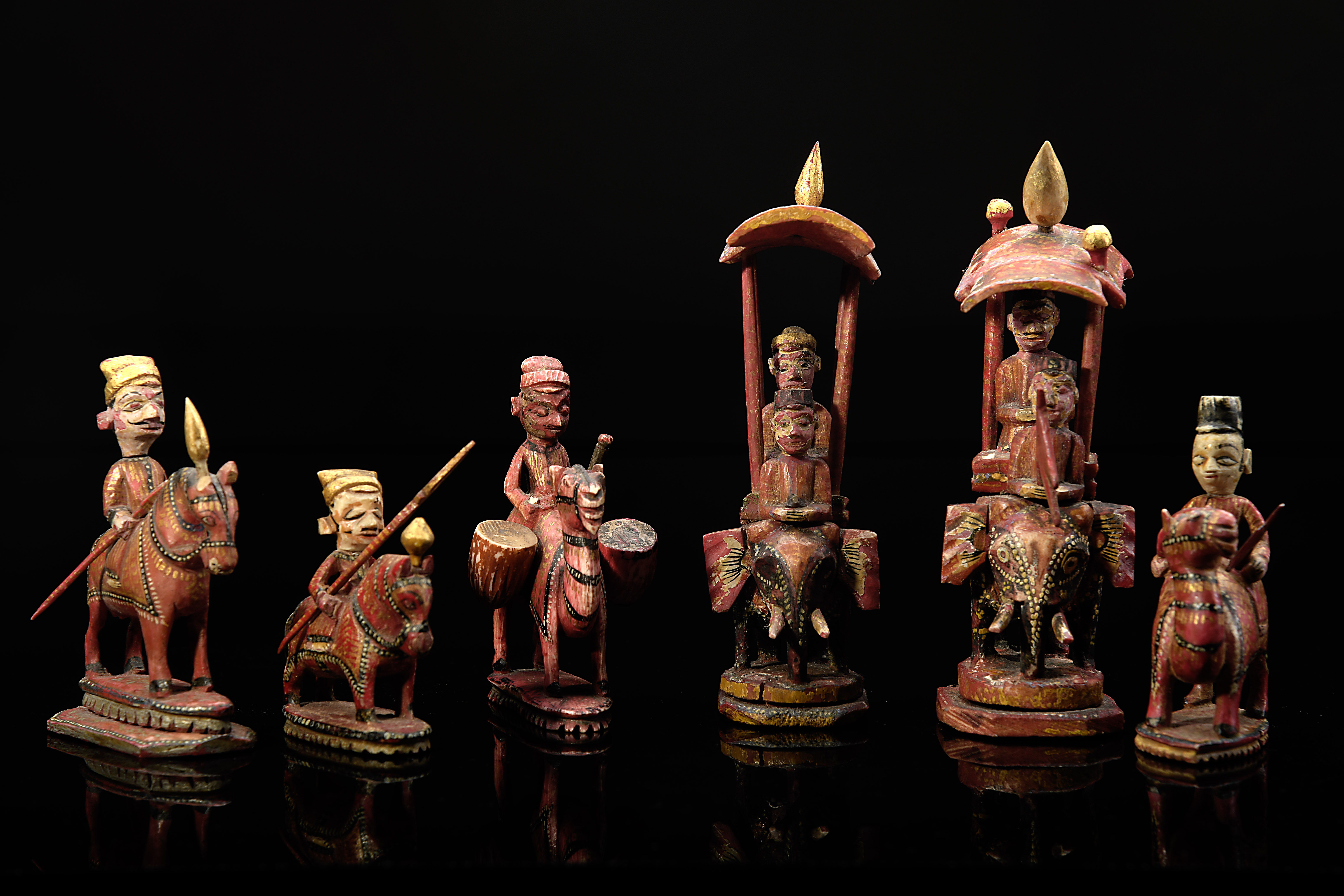 Six chess pieces - red bishops, knights and rooks «howdah»