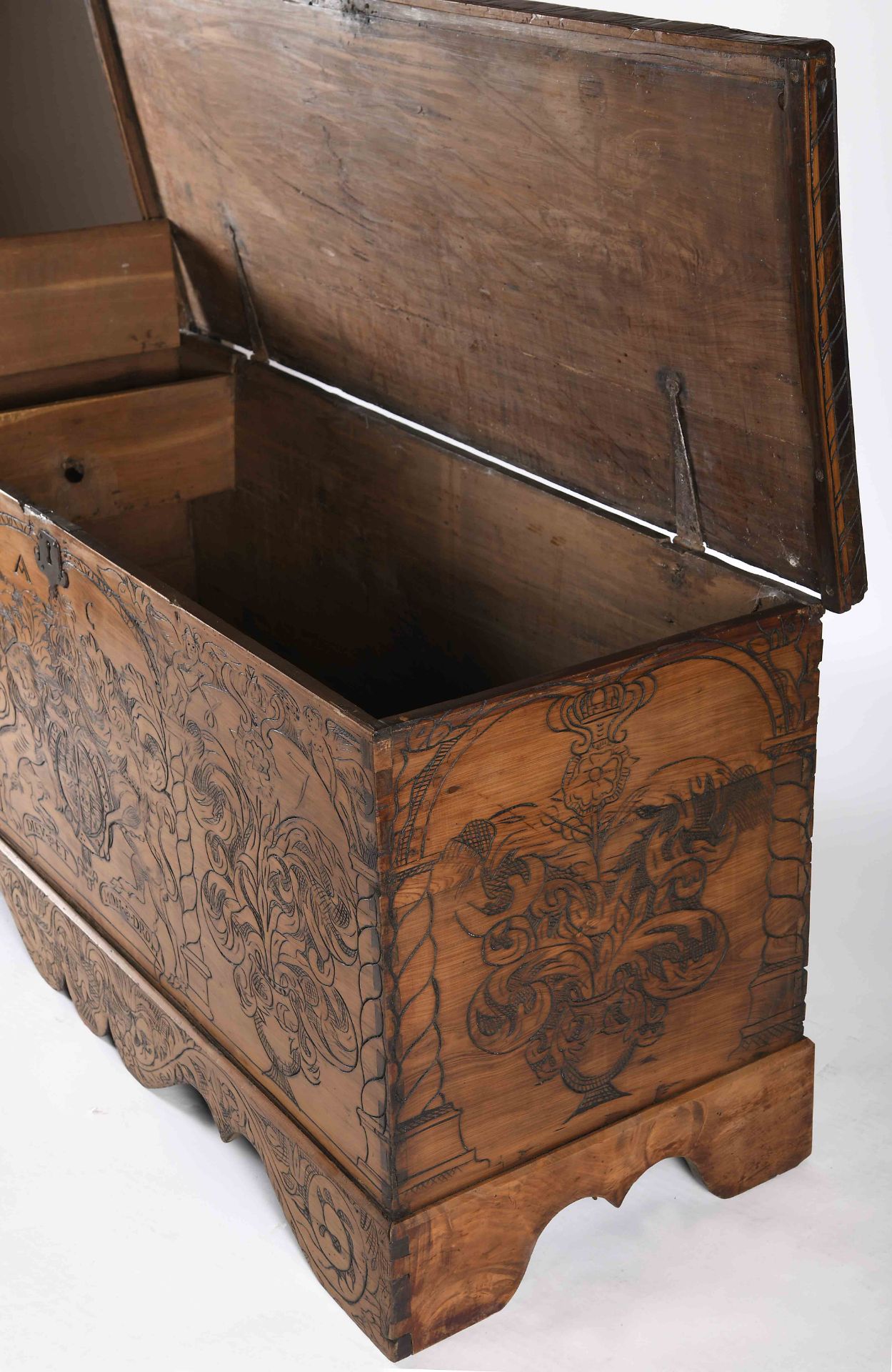 A grooved decoration large chest with solles - 1687 - Image 4 of 4