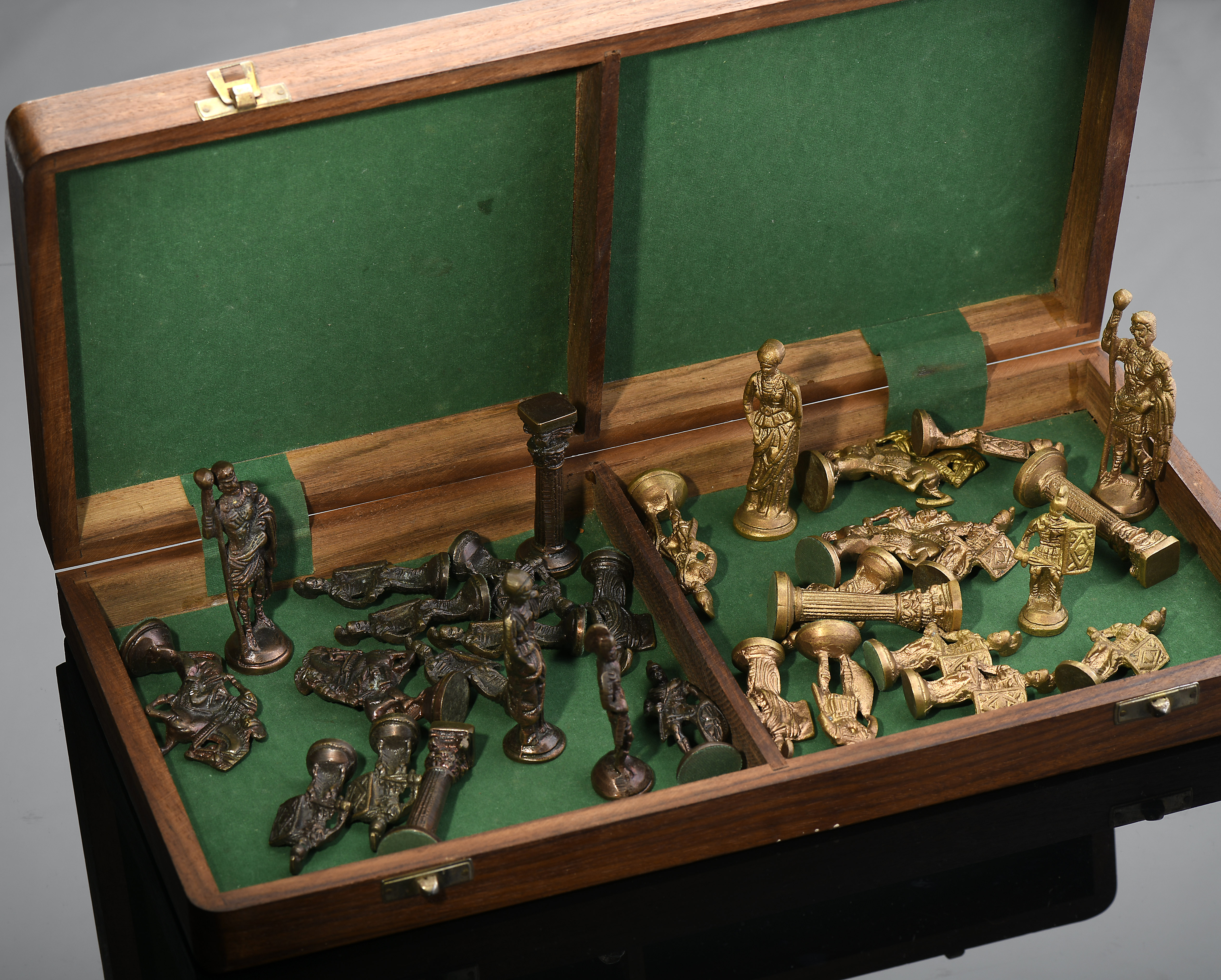 Chess pieces "Roman Armies" and chessboard closing in a box shape - Image 4 of 4